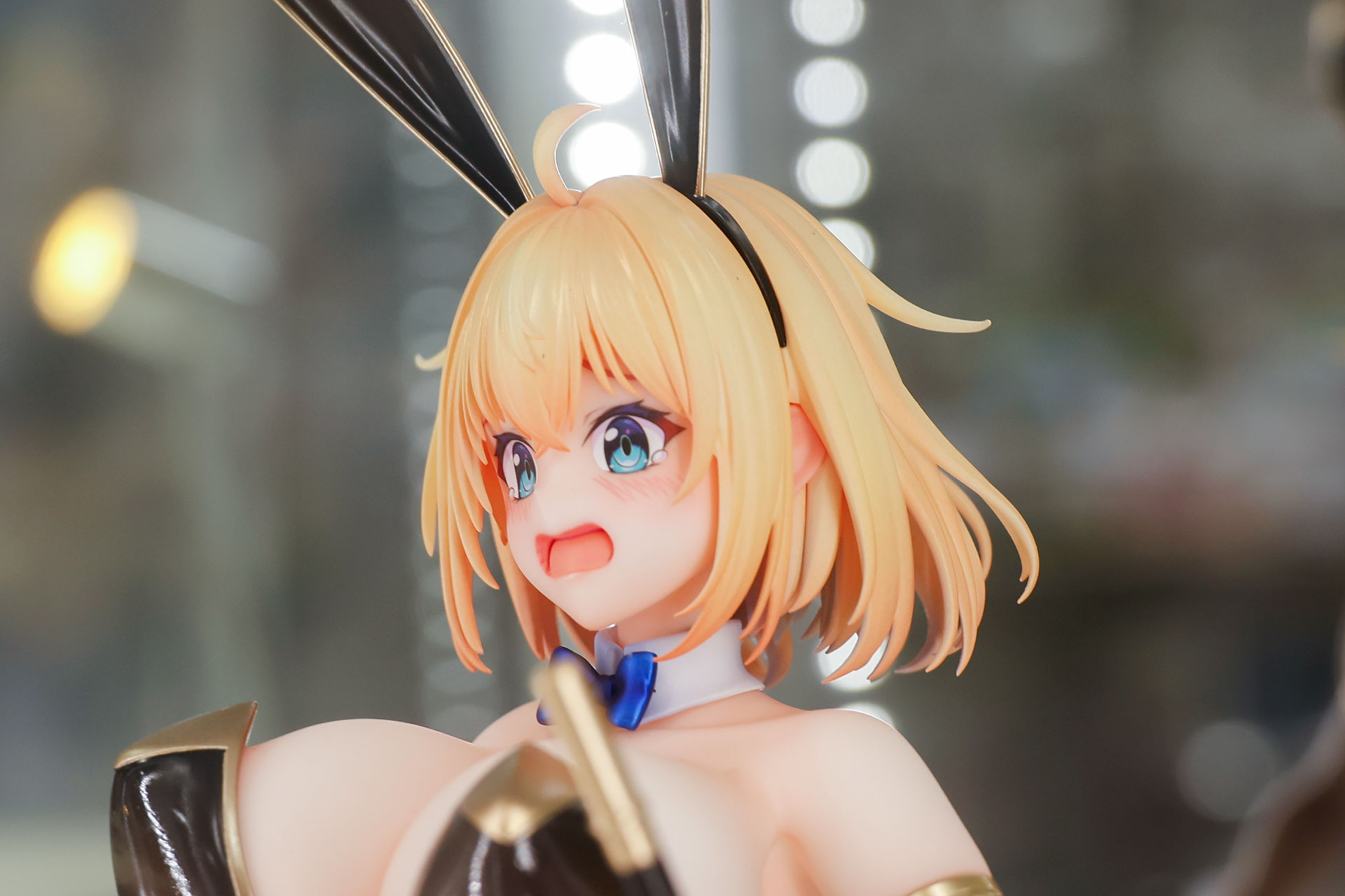 毛先まで細かく作り込まれた金髪にも注目！
