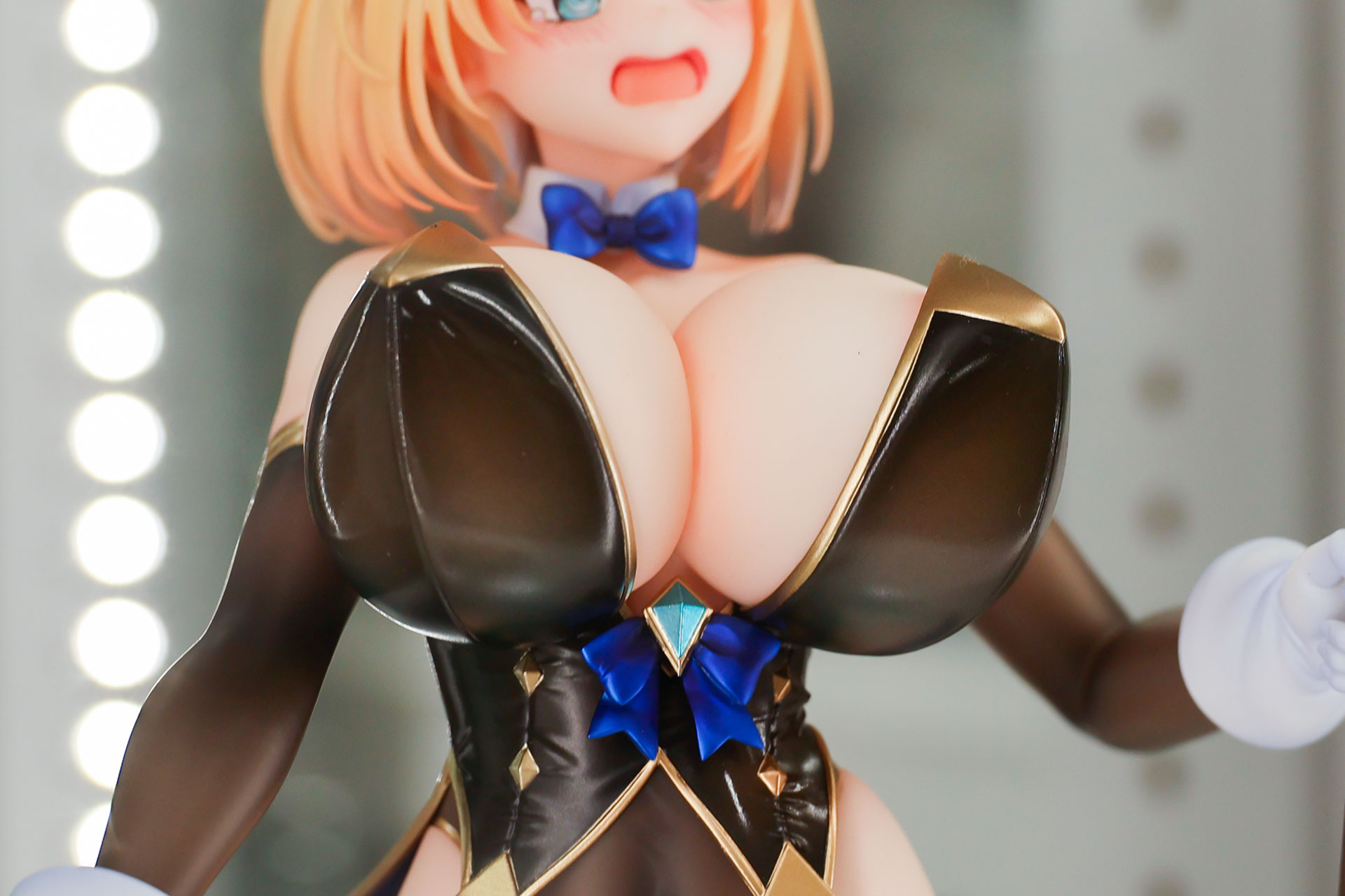 ゴールドとブルーの装飾が華やかさをプラスしている