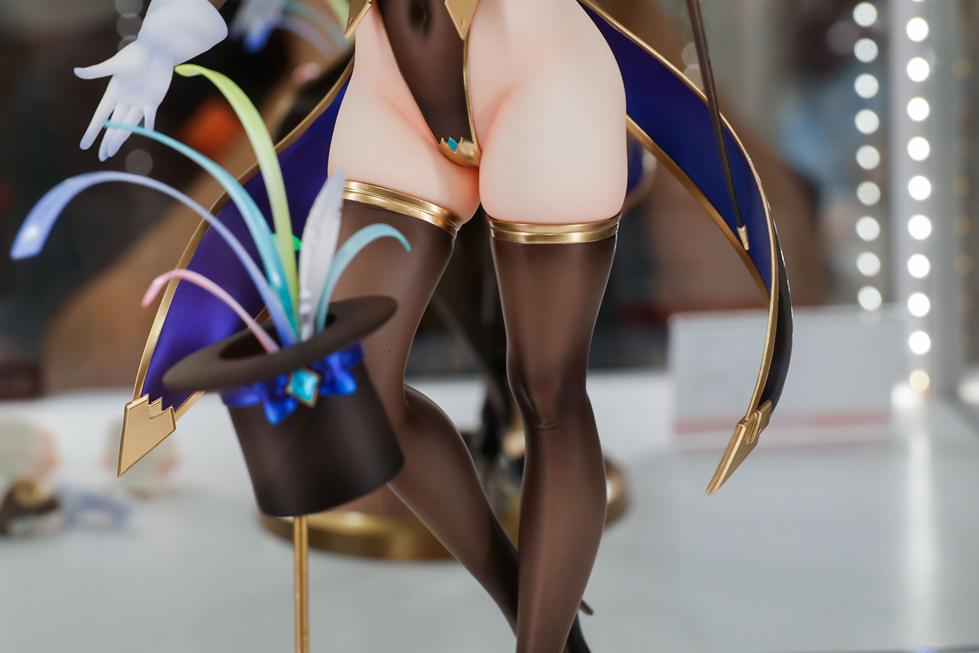 脚を交差させた軽やかなポージングだ