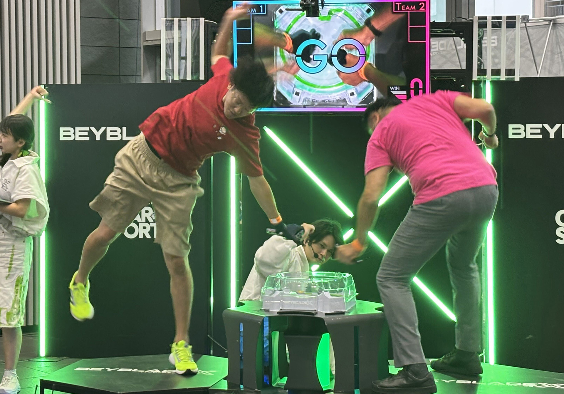 おまんじゅうキング選手(左)のダイナミックなフォームは見ているだけでその高いシュート力が伝わる