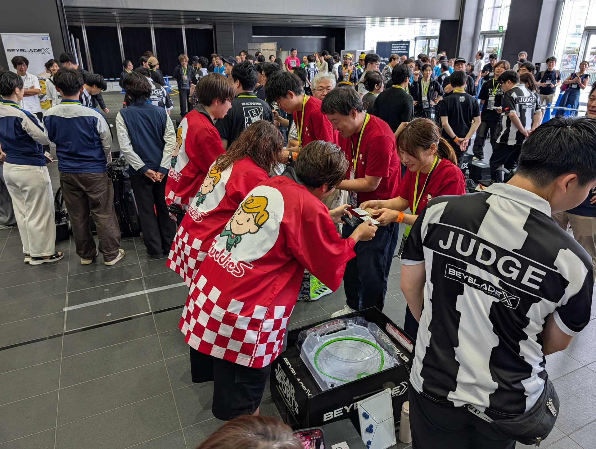 試合開始前にチームメンバーが全員並んでの名刺交換からスタート