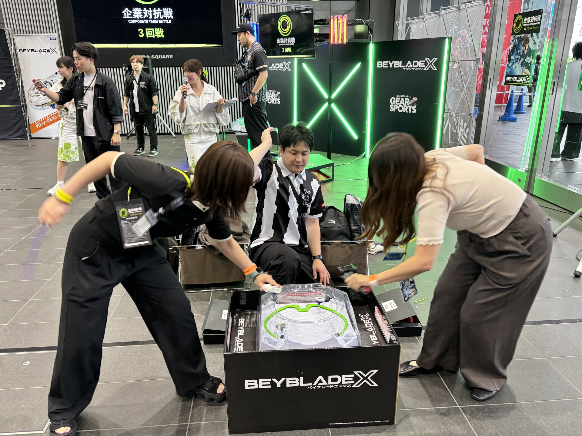 ここはおまんじゅうキング選手が勝利！負けた後の握手も爽やかだ