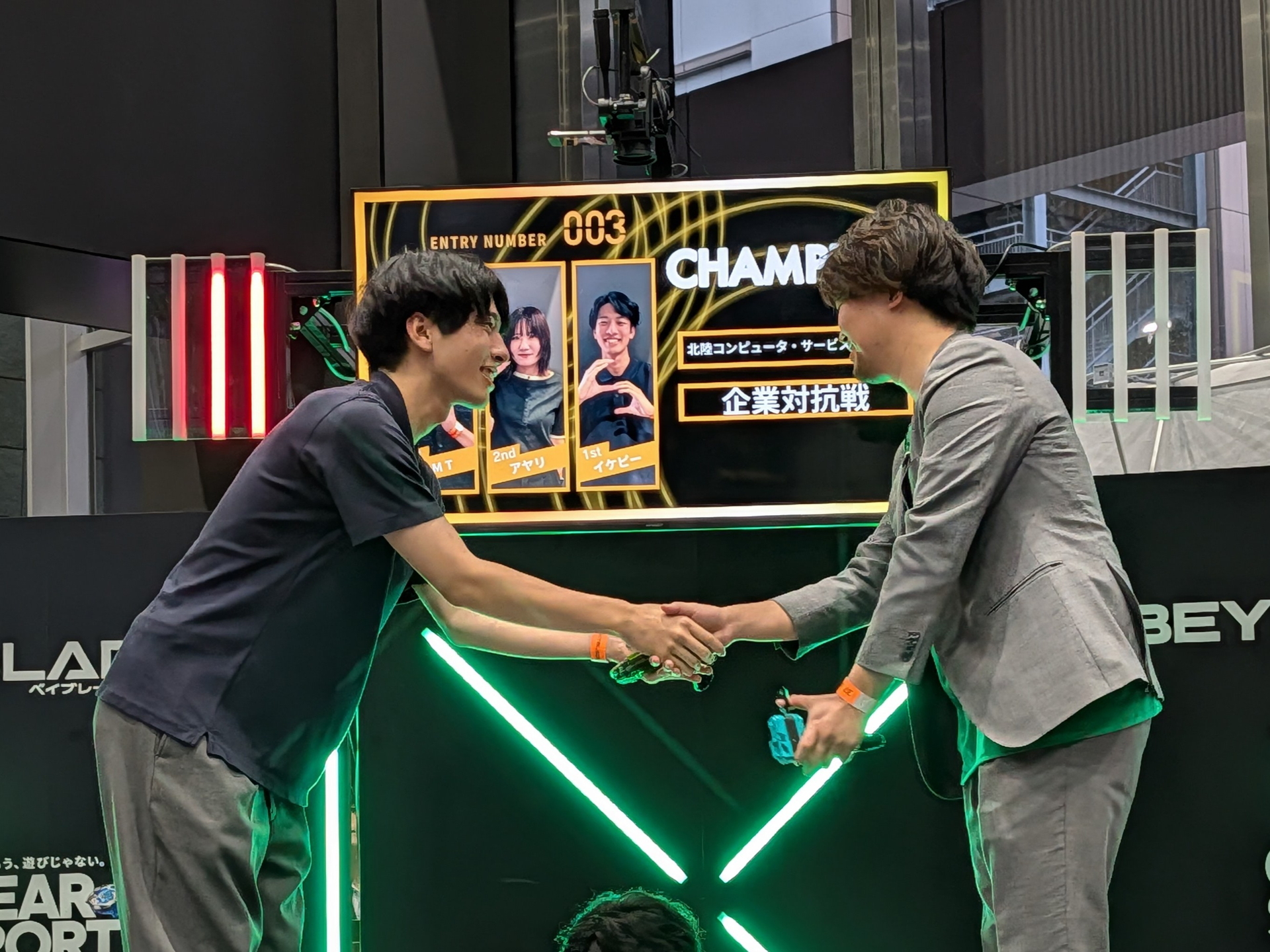 相手チームとの握手も社会人らしく爽やか