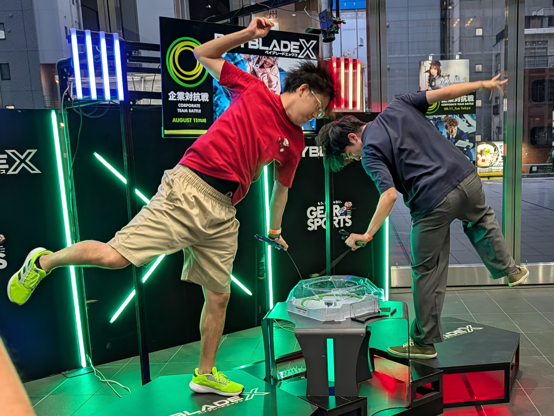 取材後は、「北陸コンピュータ・サービス」のイケピー選手からのリクエストで、おまんじゅうキング選手とのエキシビジョンマッチがひっそりと行なわれていた