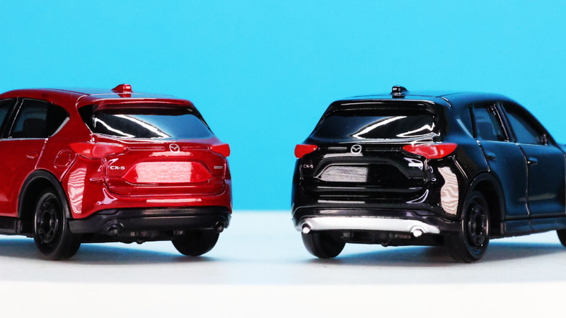 2代目までのリアのロゴ（フライングM）マークは“CX-5”のロゴと共にプリントで再現しています