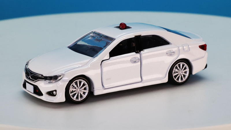 ルーフに可動式警光灯を搭載した最強の覆面パトロールカーがトミカプレミアムに！