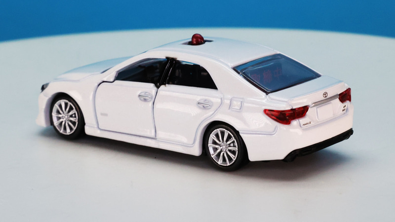 ベース車両はトヨタのマークXです