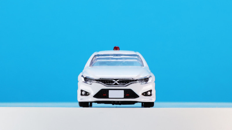 覆面パトカーとしての特別な加飾は行われておらず、TRDエアロを装着している通常のマークXです