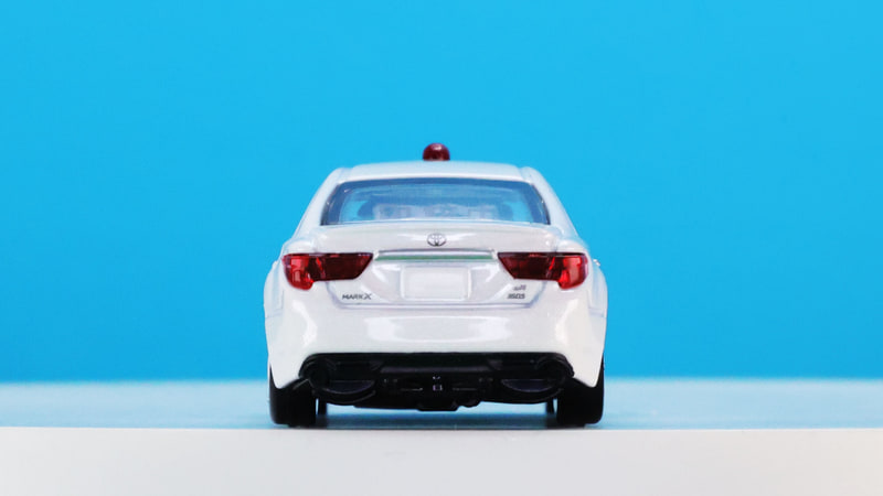 ルーフに警光灯があることで覆面パトロールカーとわかるものの、それ以外はいたって普通です