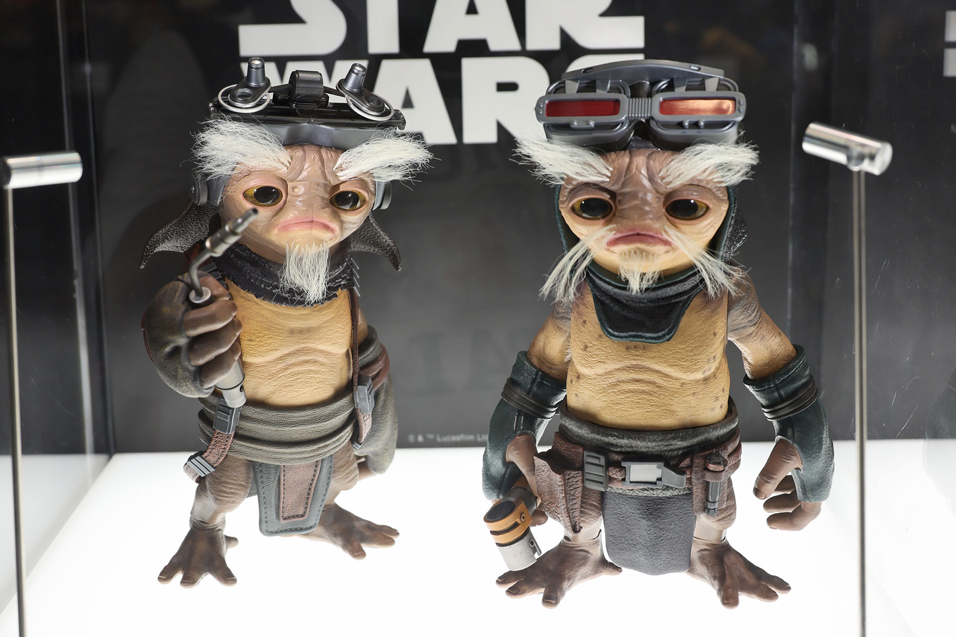 写真左が、「【ライフサイズ・マスターピース】 『スター・ウォーズ／マンダロリアン・アンド・グローグー』1/1スケールフィギュア　キート（アンゼラ人／ドロイド修理屋）」で、価格は40,000円