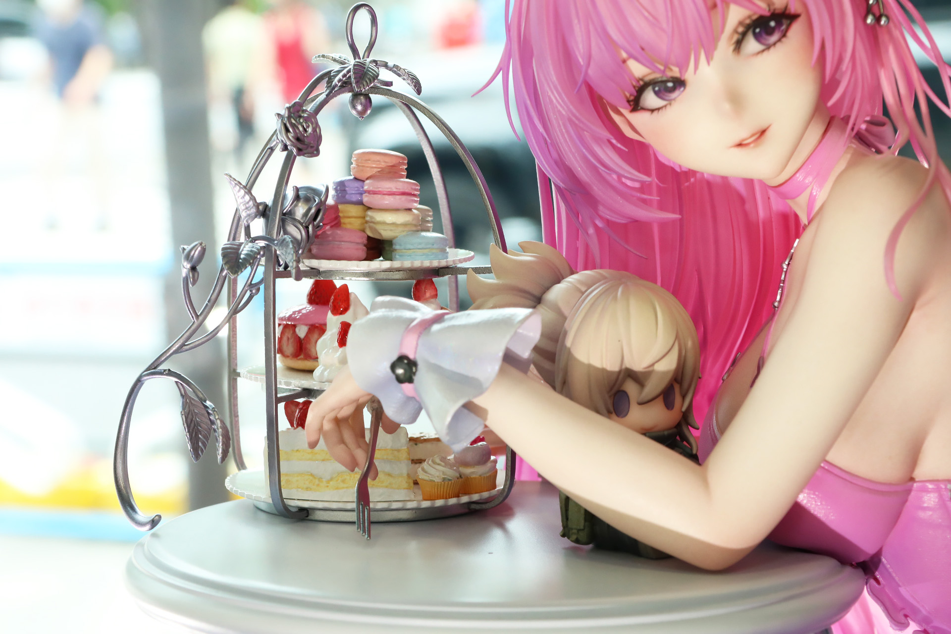 ケーキスタンドやスイーツも細かく造形