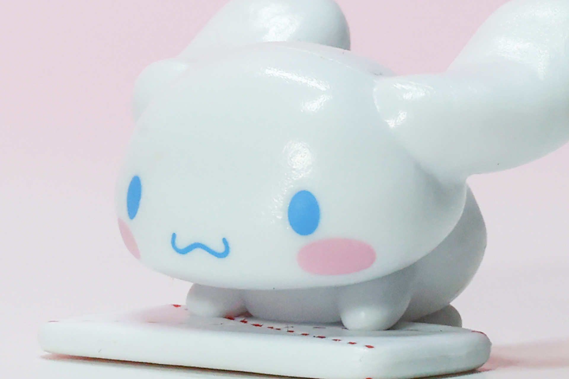 水色で描かれた目と口が、白い体によく映えている