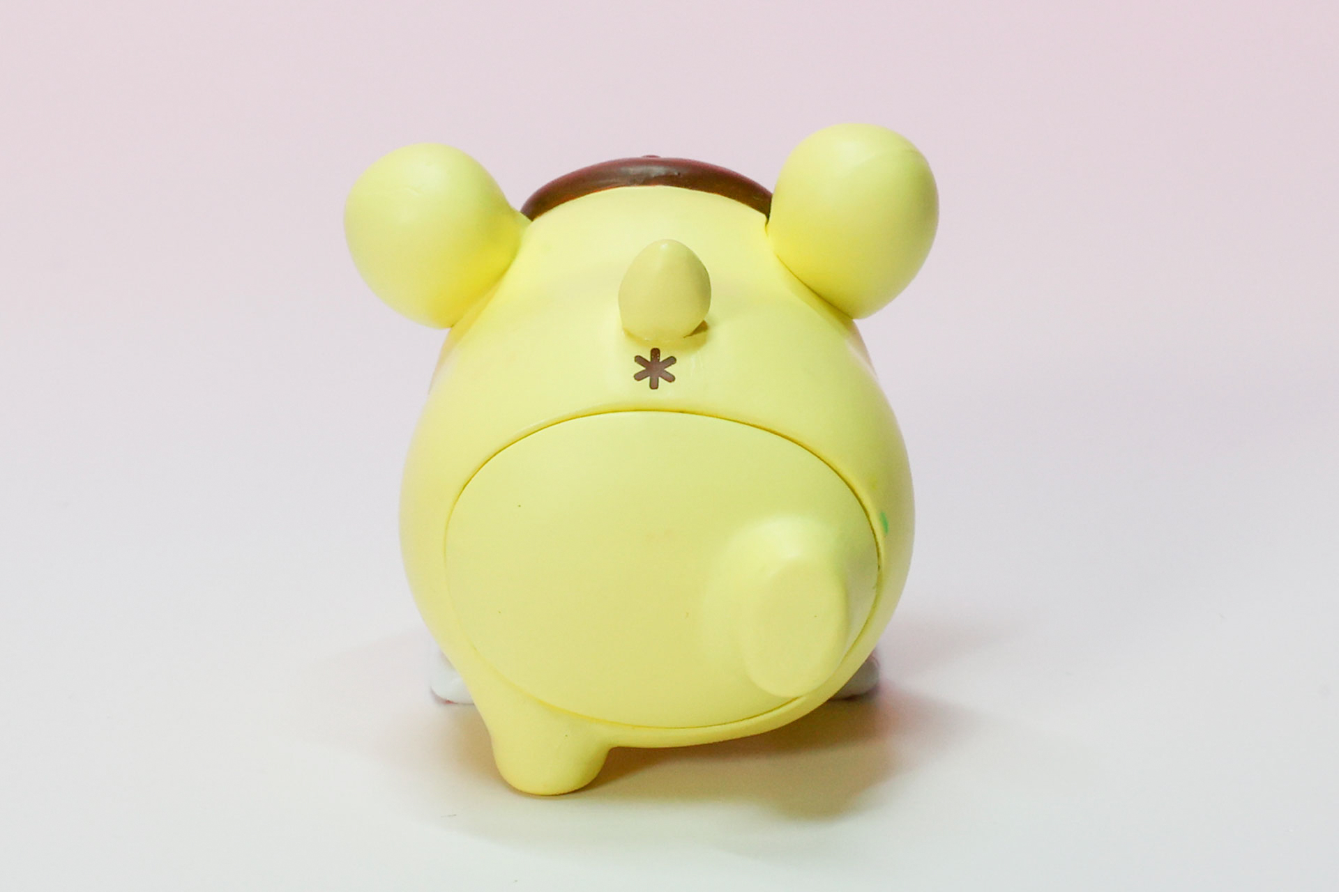 後ろ姿にはおなじみのおしりのマークも