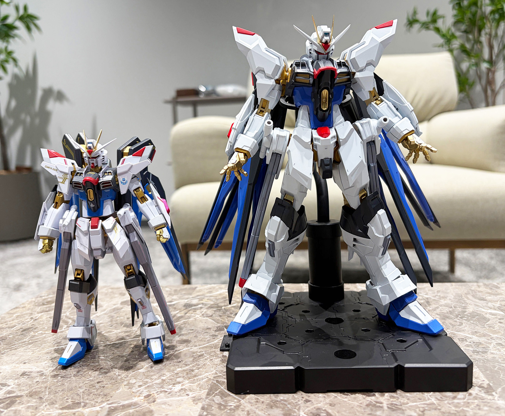 「ABSOLUTE ACT ストライクフリーダムガンダム」（右）と「METAL ROBOT魂 ＜SIDE MS＞ ストライクフリーダムガンダム弐式」（左）とサイズ比較