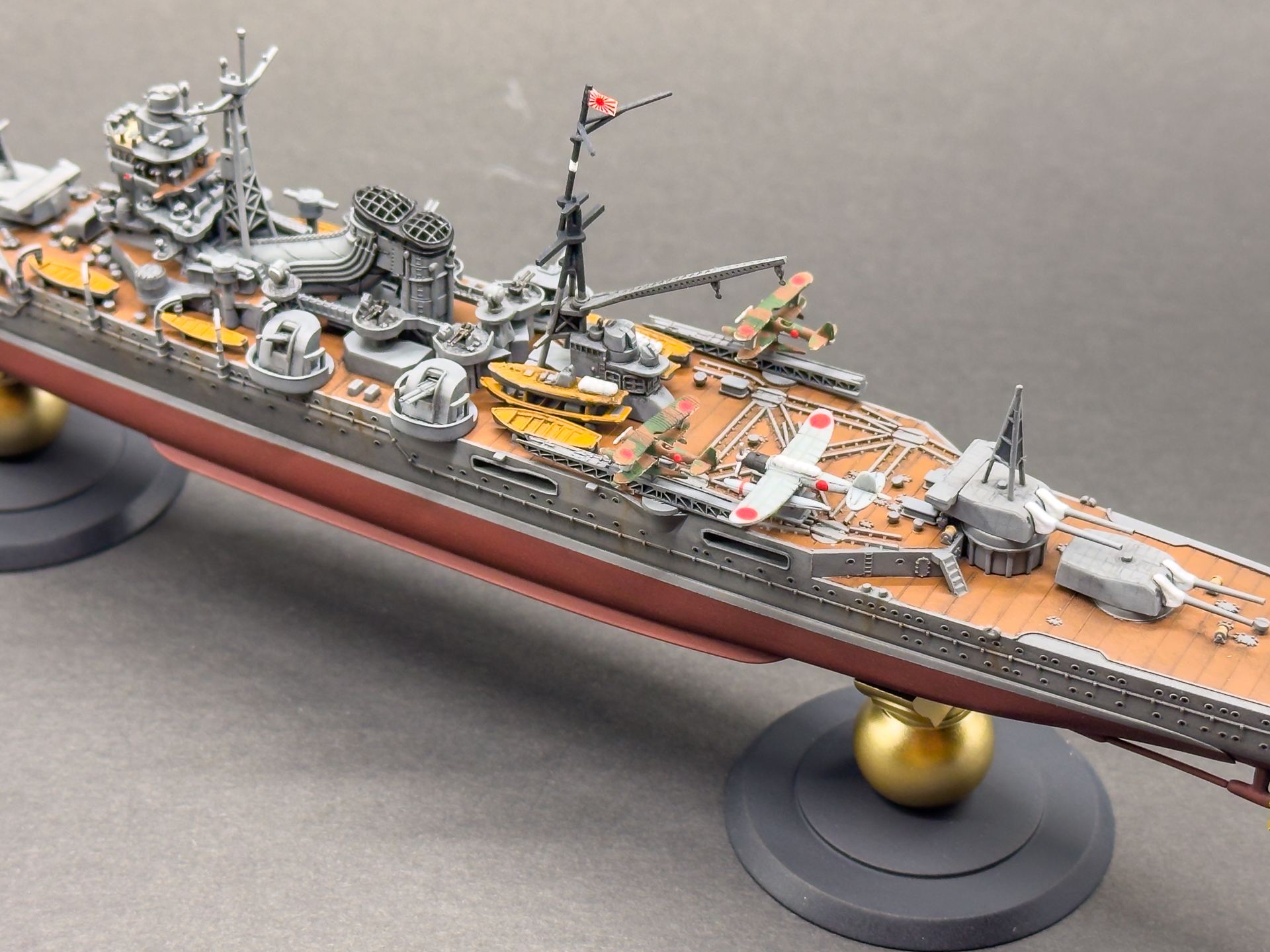 本キットは重巡洋艦に改装された後の、昭和17年（1942年）の姿で立体化されています。