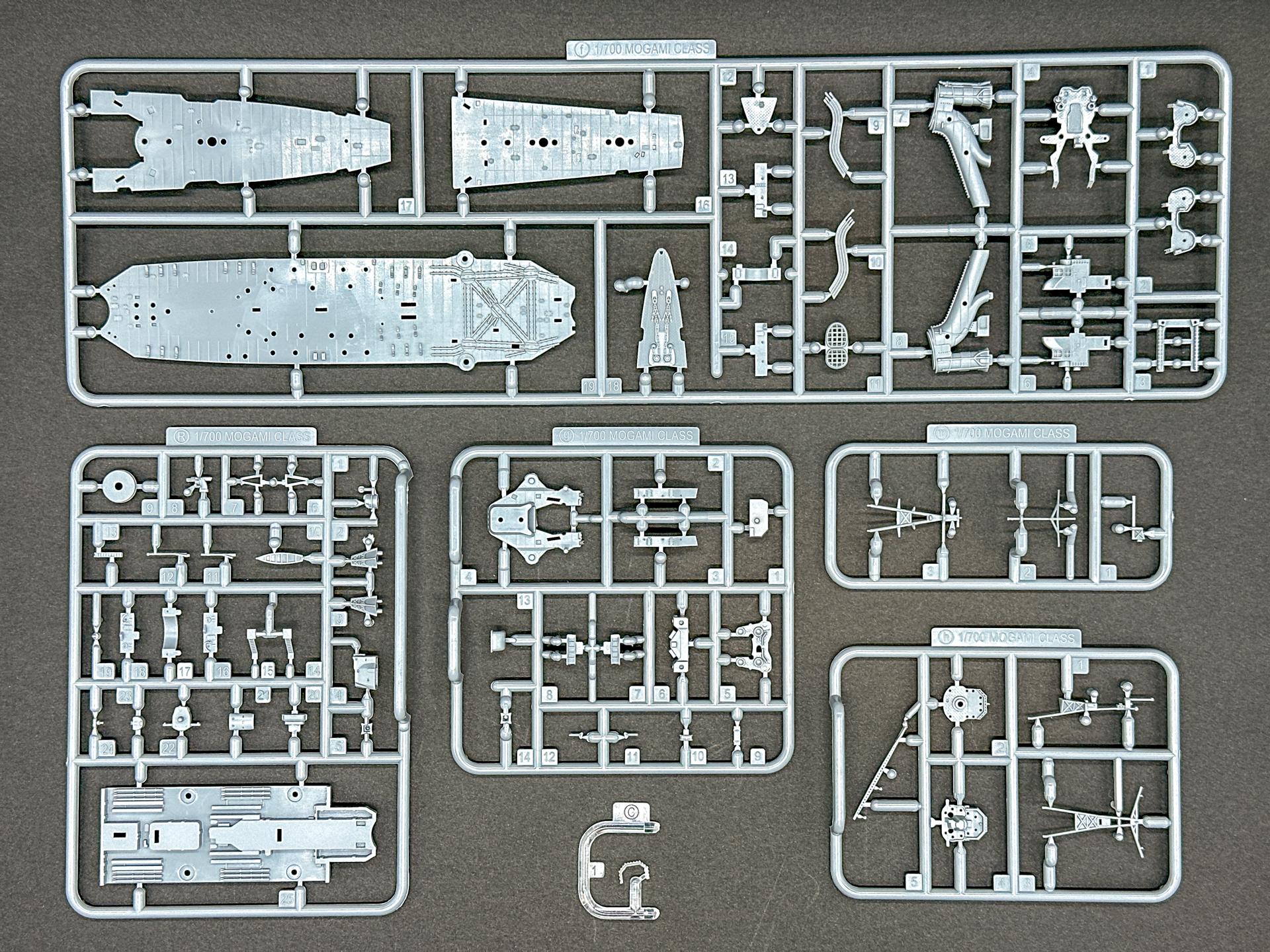 艦体上部や艦橋パーツは窓部分のパーツがクリアパーツです。