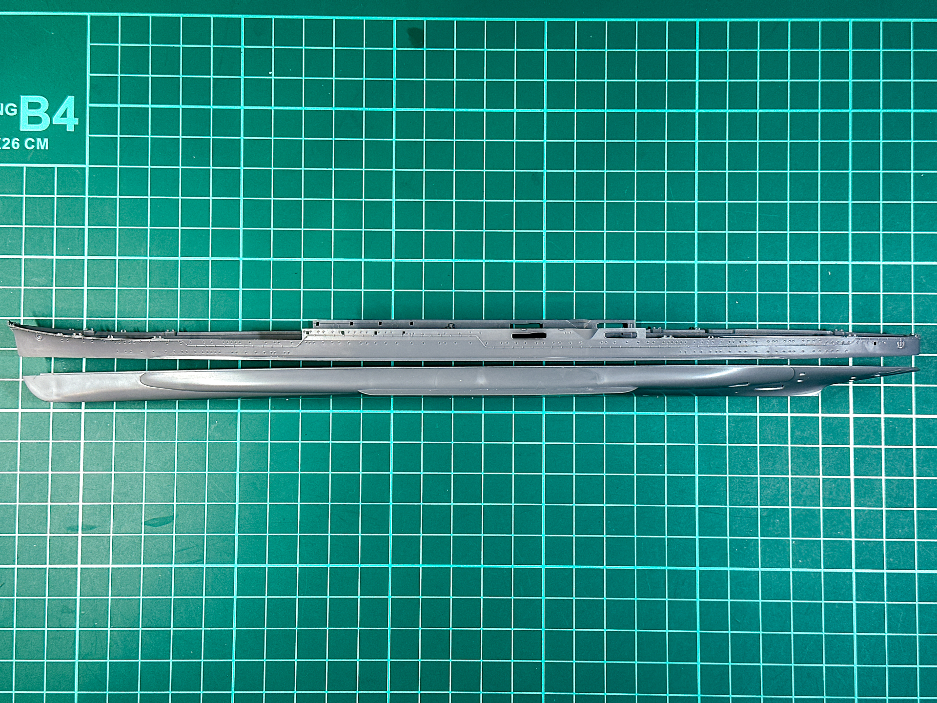 艦体の上下は喫水線付近で上下に2分割されています。