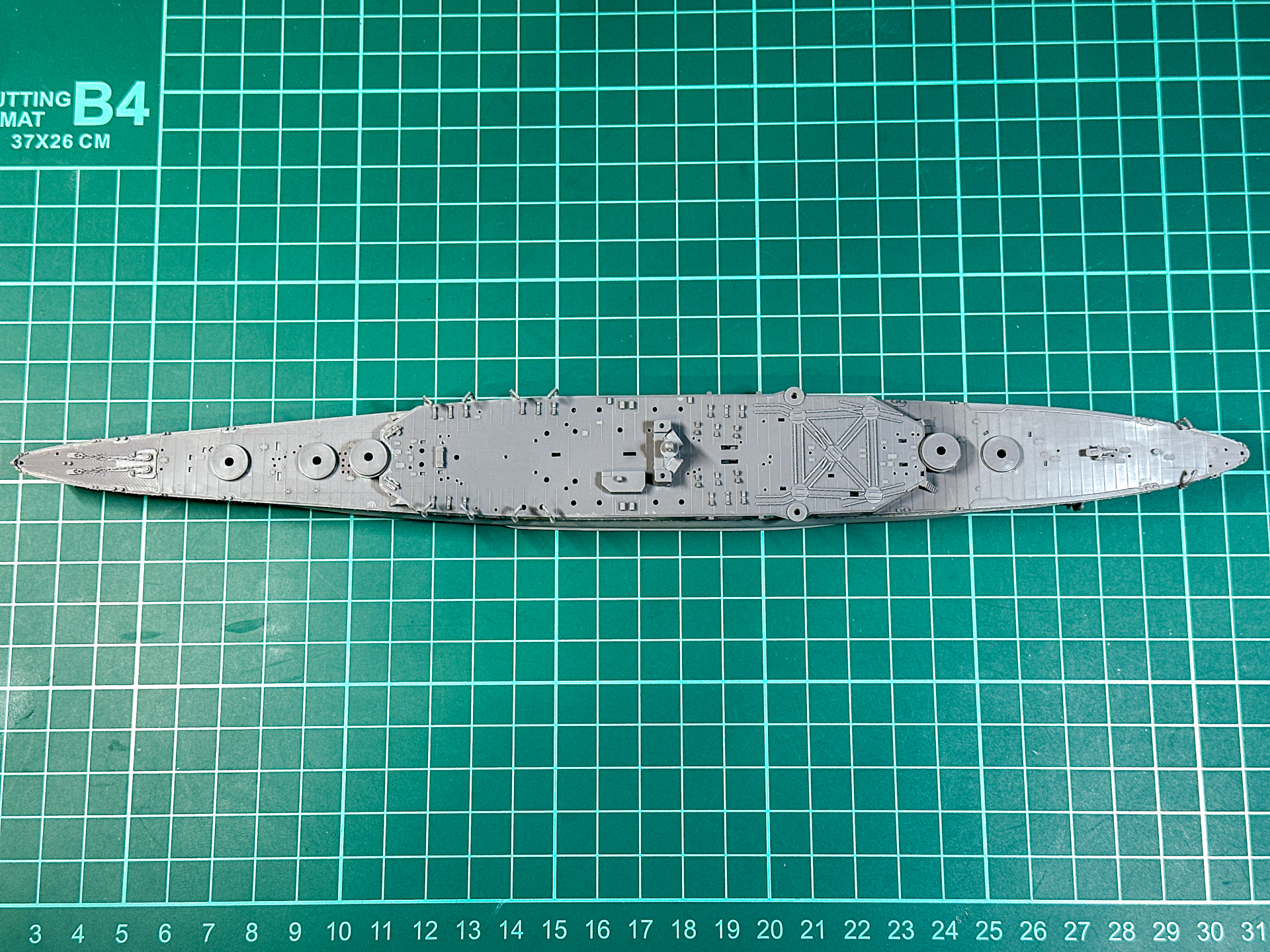 艦体は各部砲塔の土台やボートダビットまでを一体化しました。