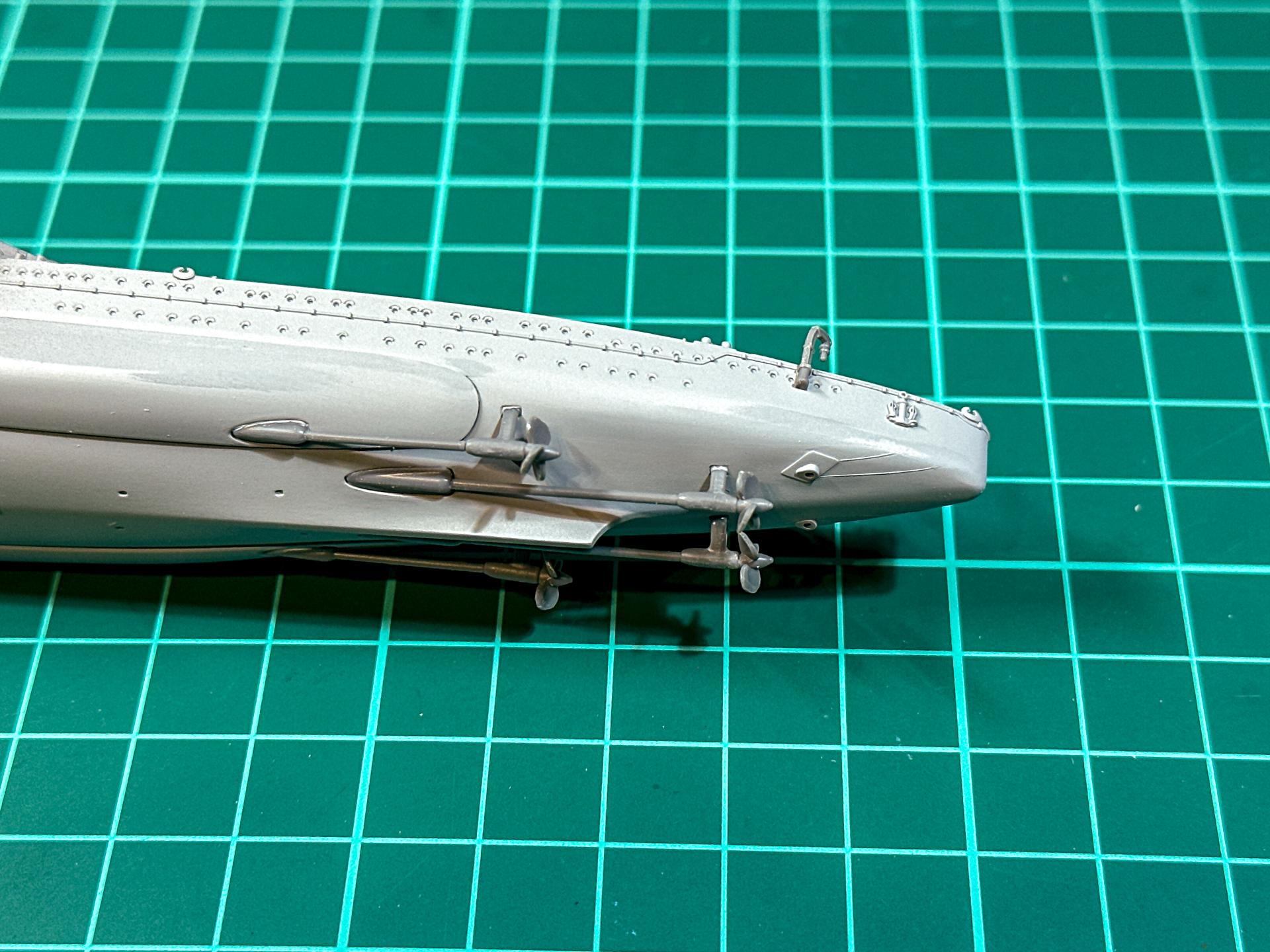 艦底部はスクリューまで装着し、舵は塗装後に取り付けとしました。