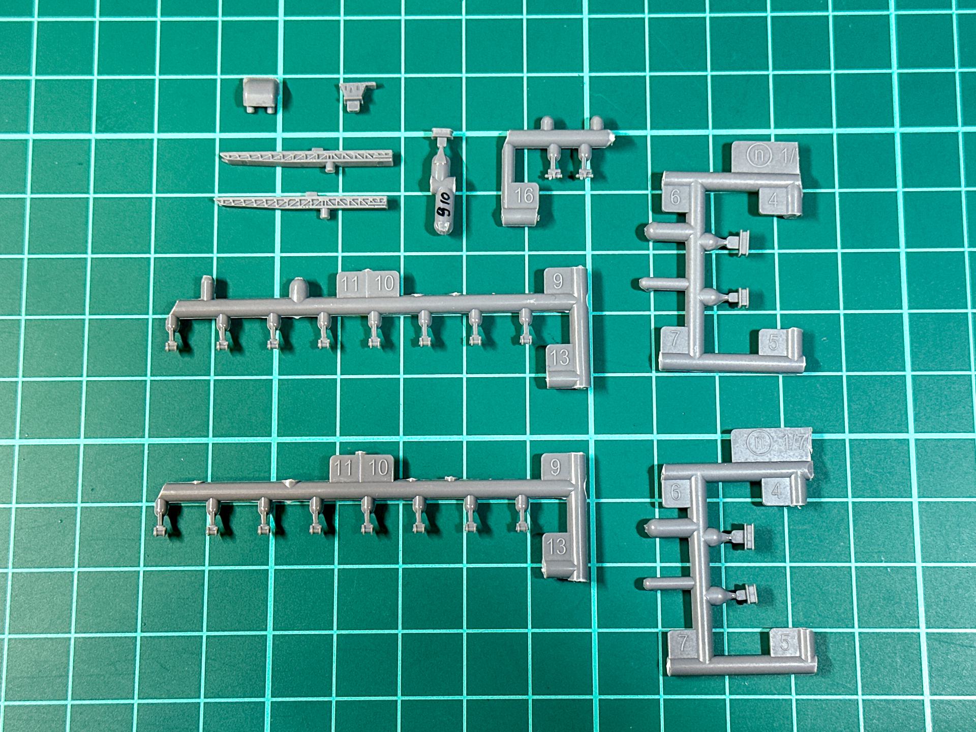 艦載機射出機周辺のパーツはパーツ単位で塗装します。