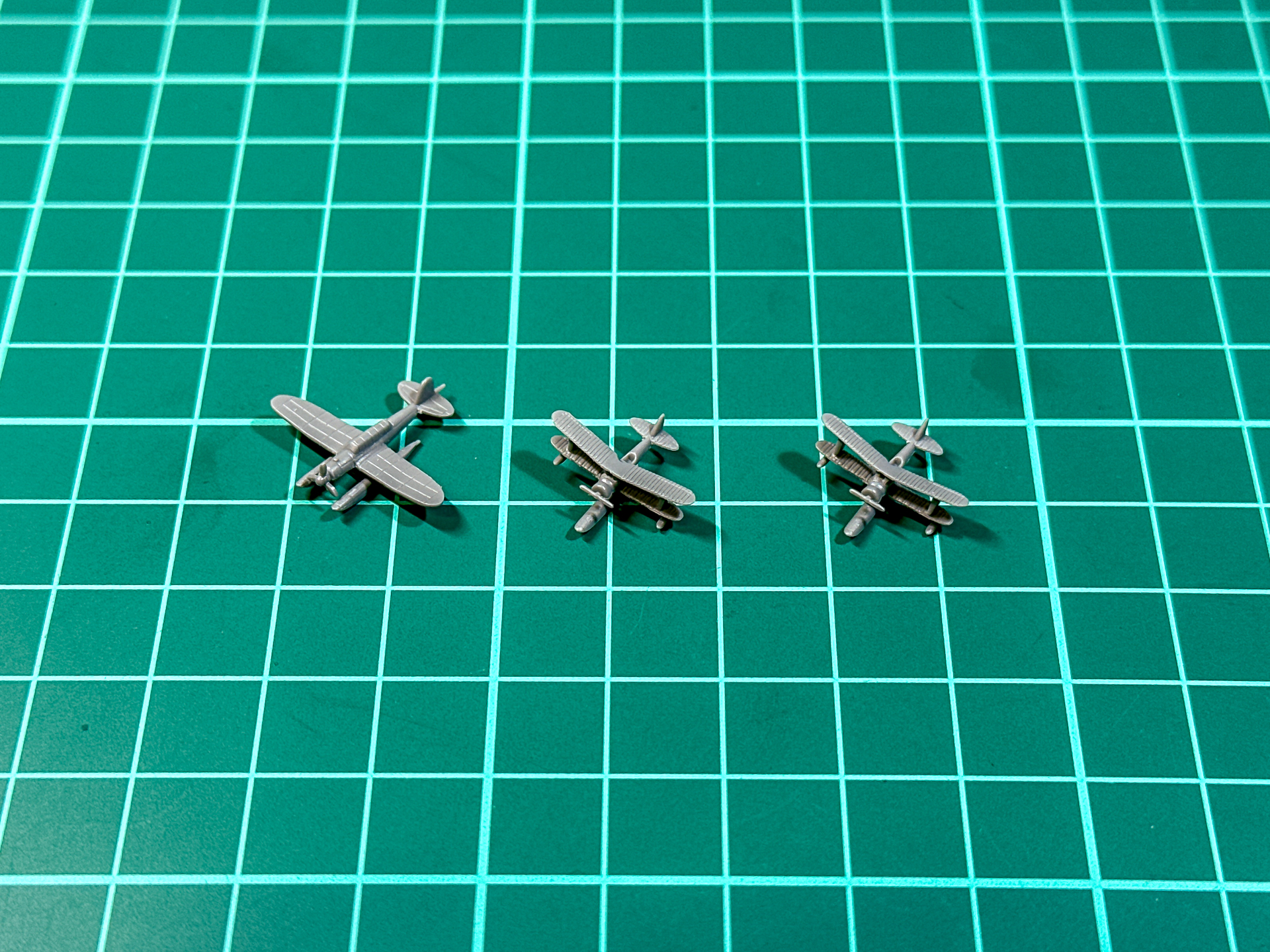 艦載機は全パーツ組み立てた後に塗装します。