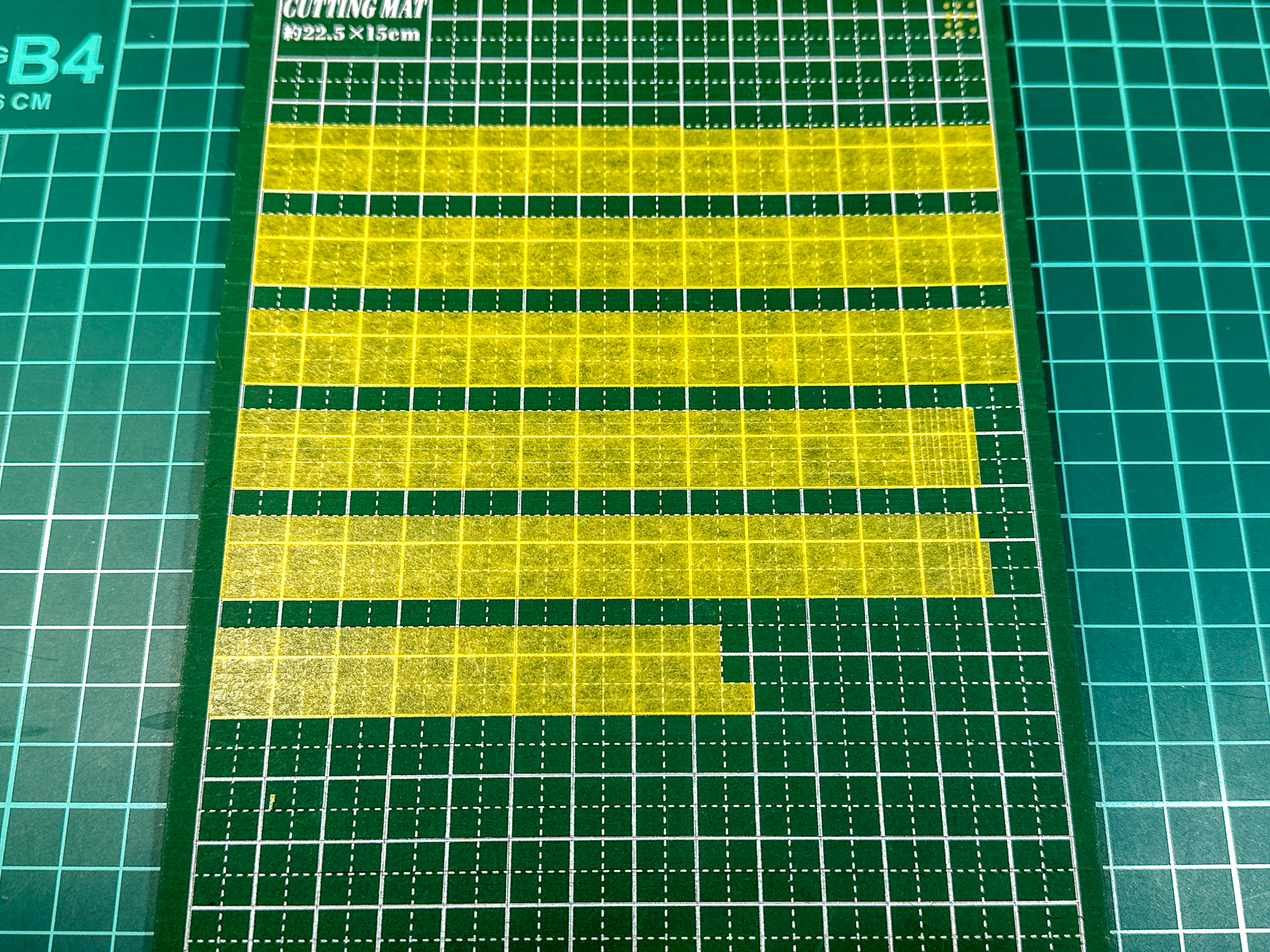 小型のカッティングマットにマスキングテープを貼り付け、裁断しつつ甲板に貼り付けます。