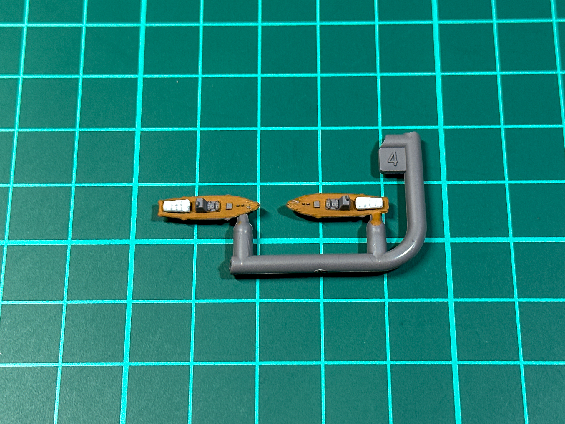 小型艇内部塗り分けにはファレホを使用します。