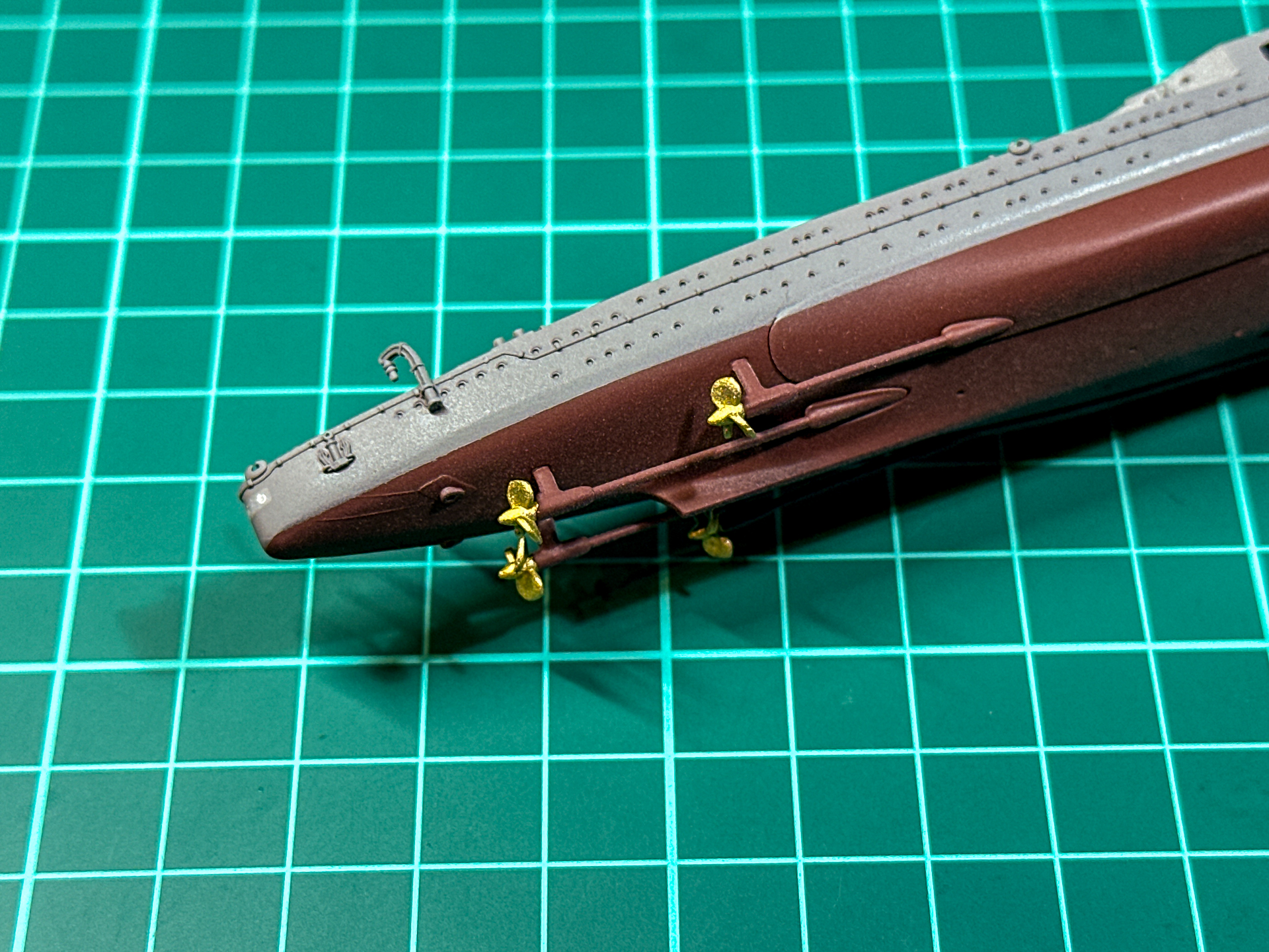 艦首の菊花紋章やスクリュープロペラはゴールドで塗装します。