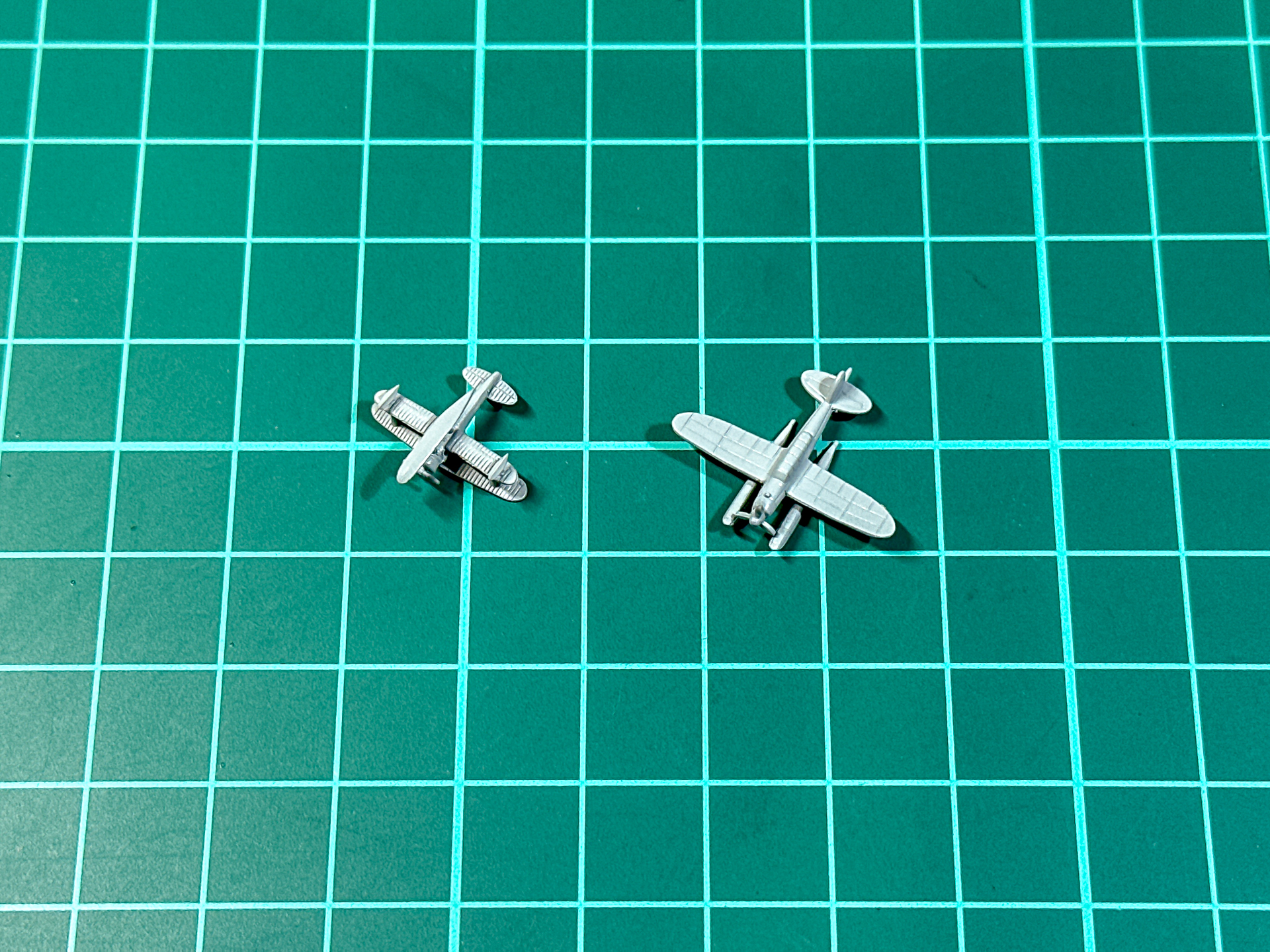 明灰白色は機体全体に塗布します。