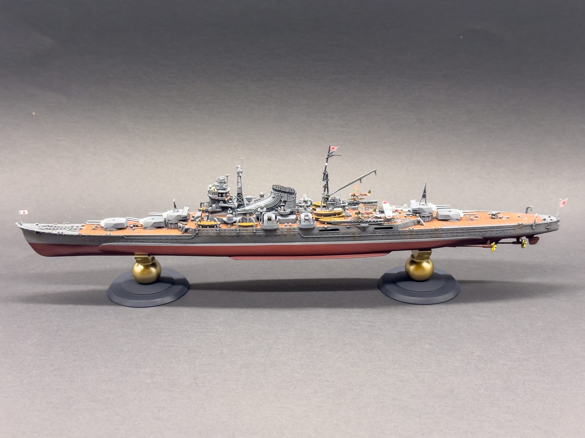 最上艦体側面には魚雷発射管の格納庫が確認できます。