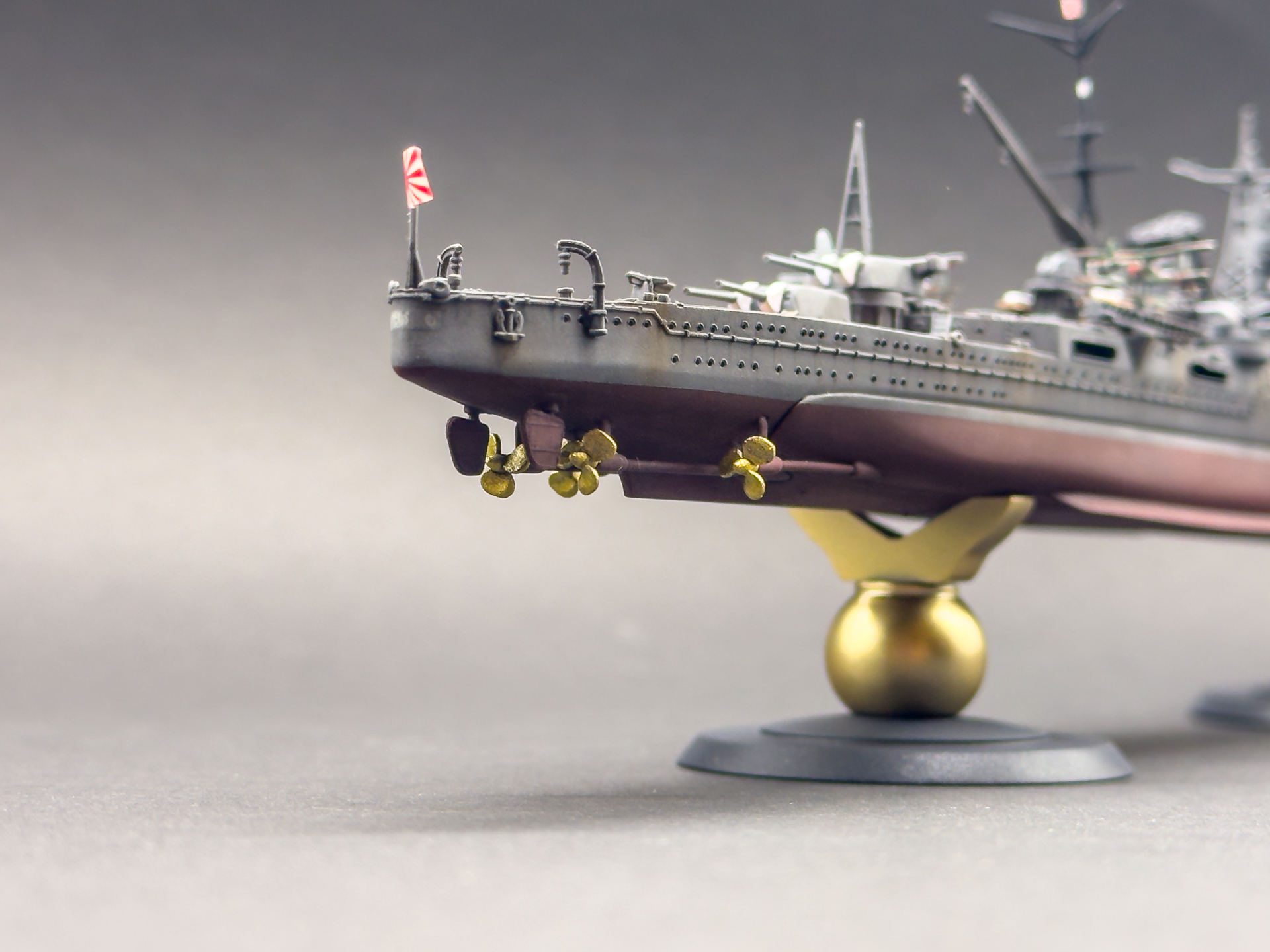 艦体を下から覗き込むとスクリューや舵の造形を楽しめます。
