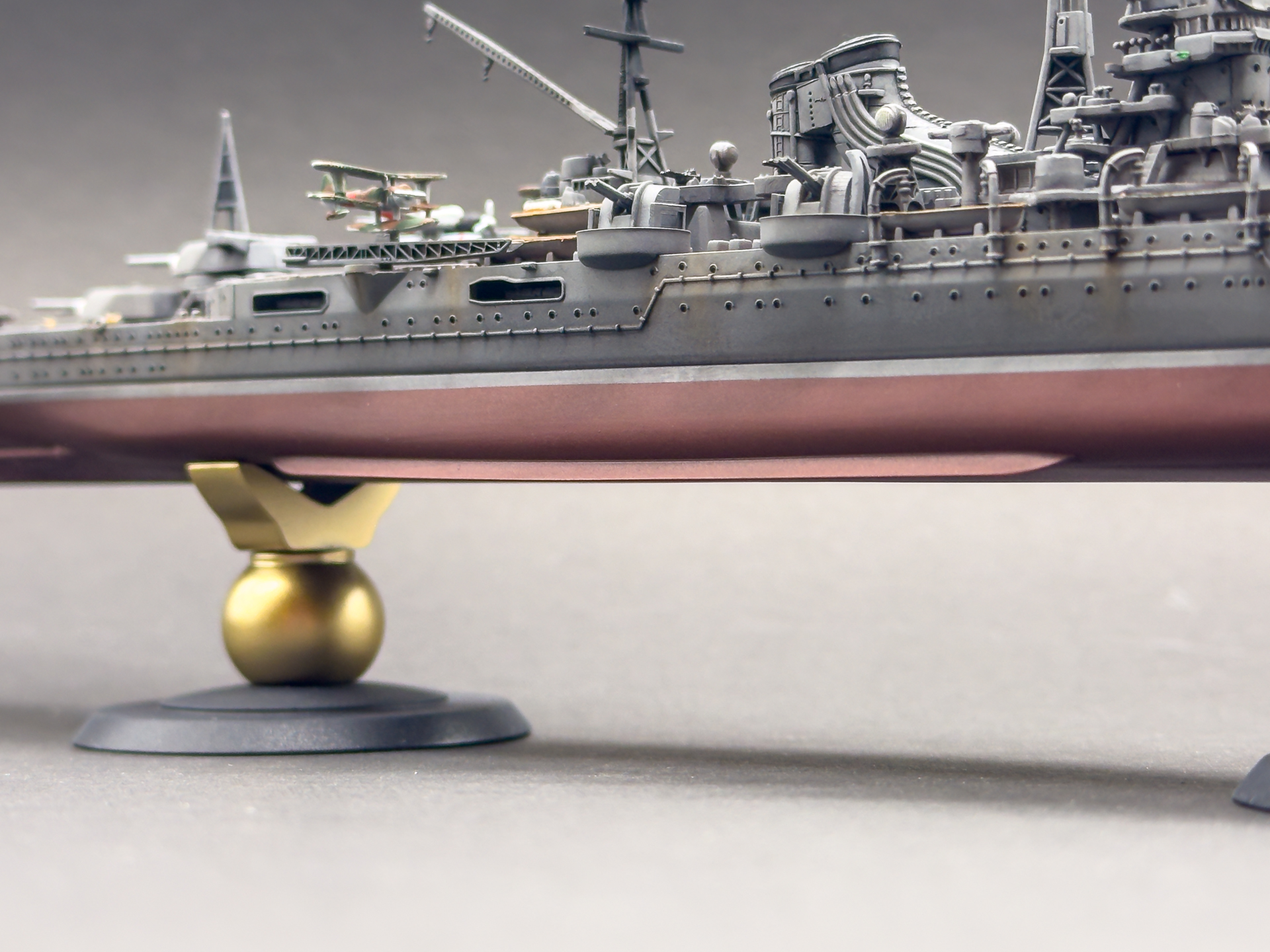 艦体中央にはビルジキールが確認できます。