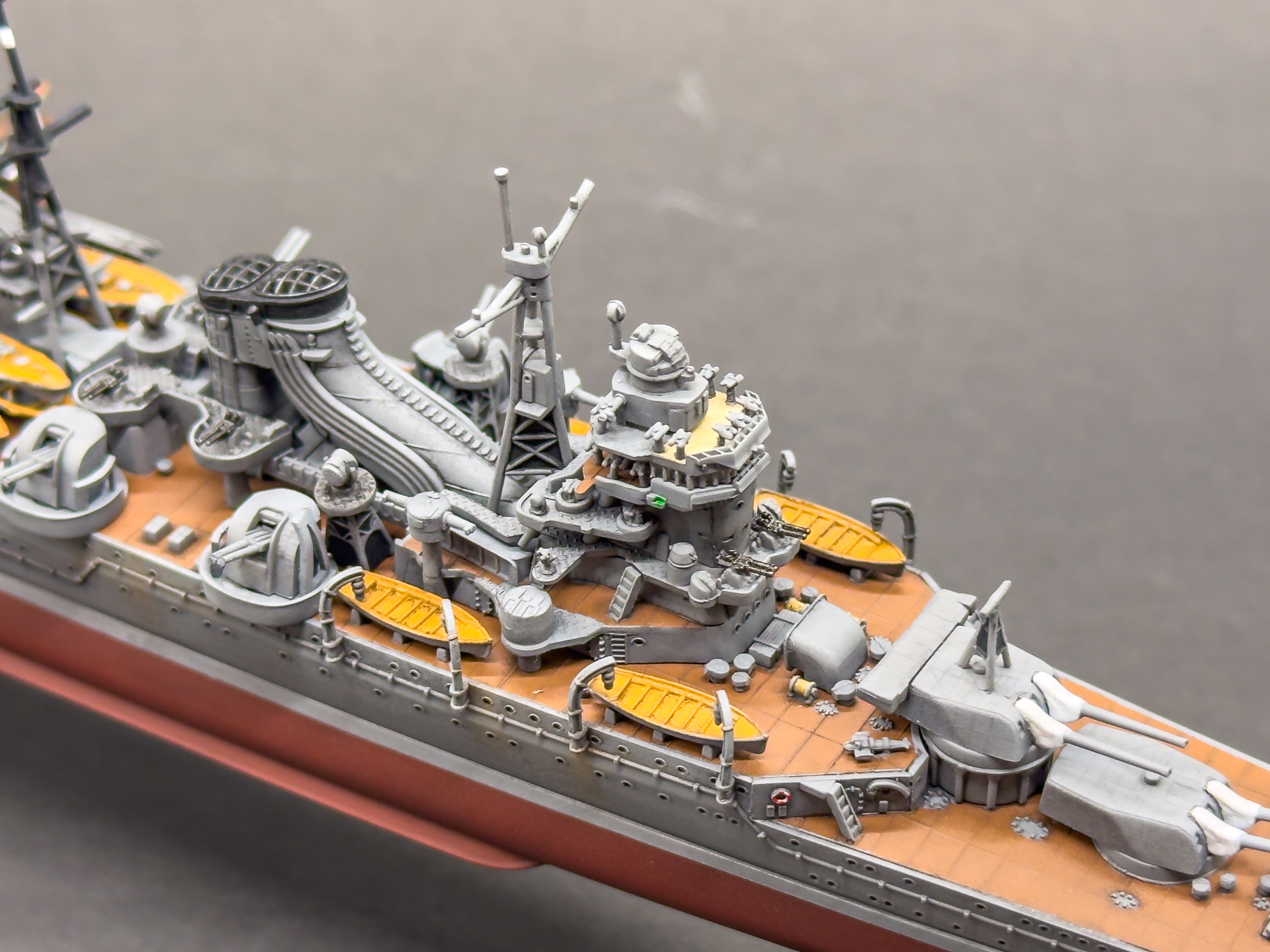 艦橋には多数の双眼鏡や測距儀などが確認できます。