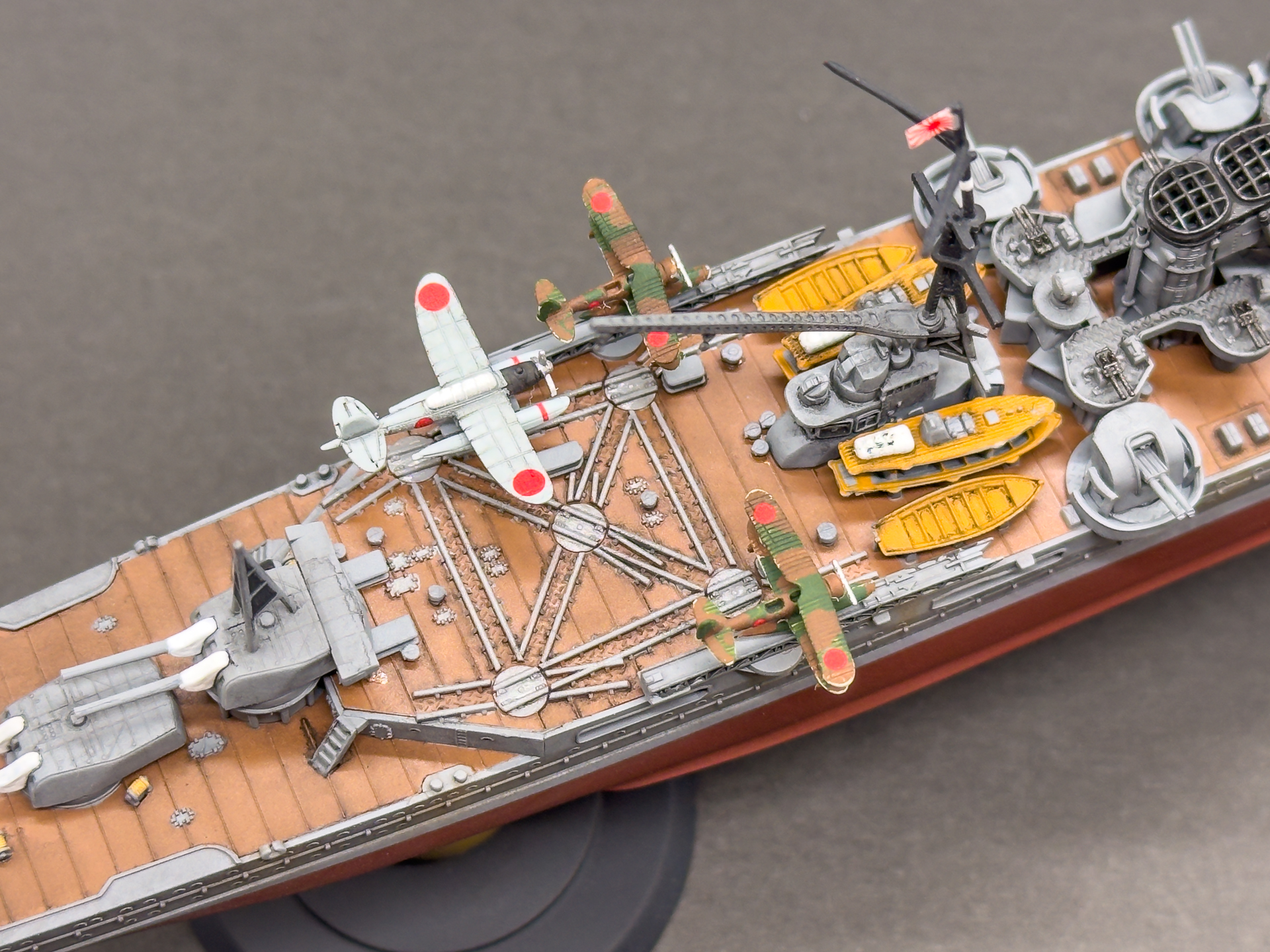 中央甲板後部には艦載機を3機搭載できます。