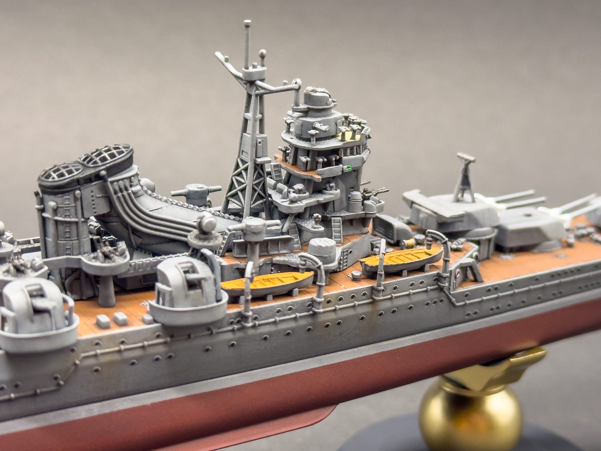 艦橋を後部から覗き込むとラッタルの造形も確認できます。