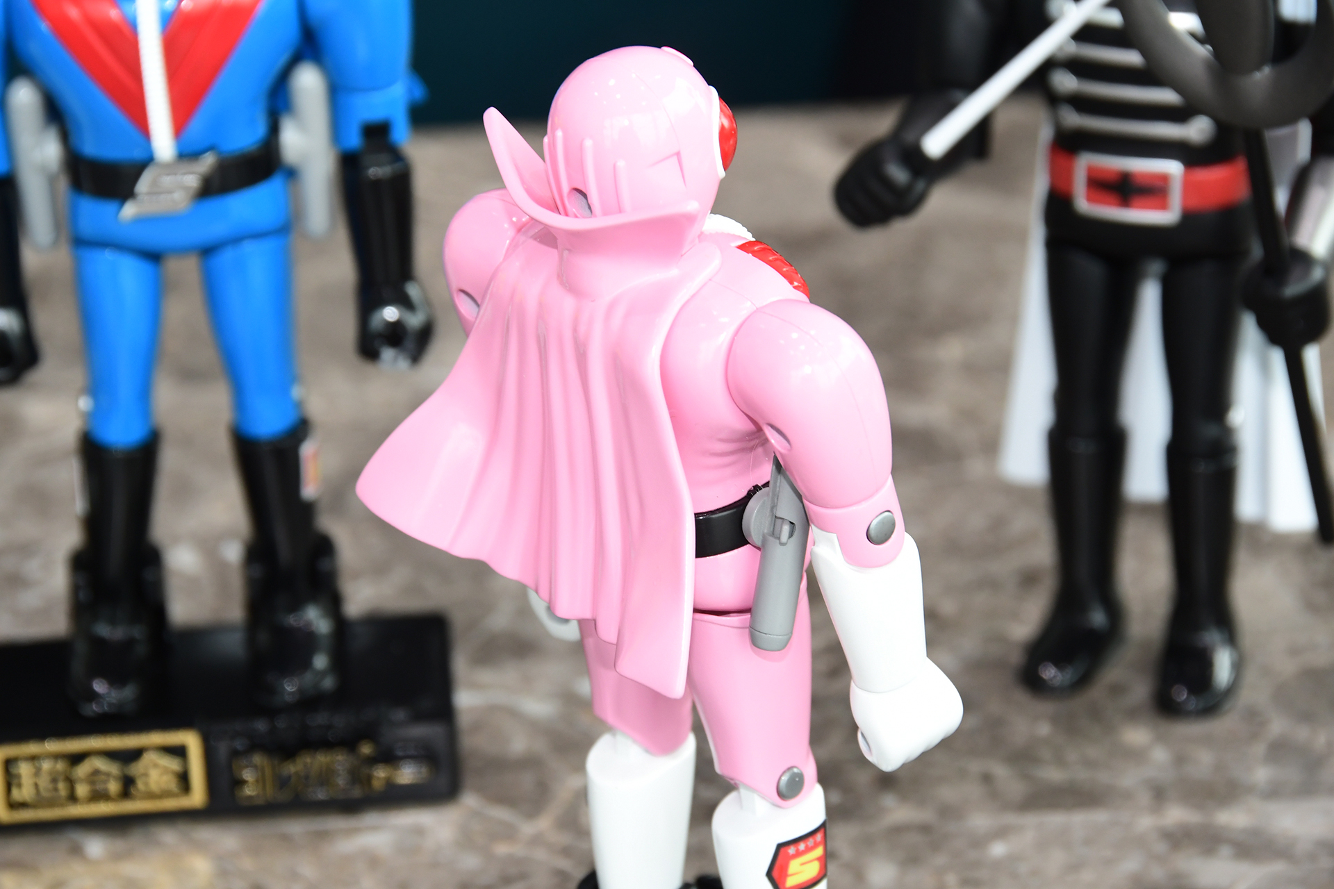 凝ったマントの造形は当時のままだ