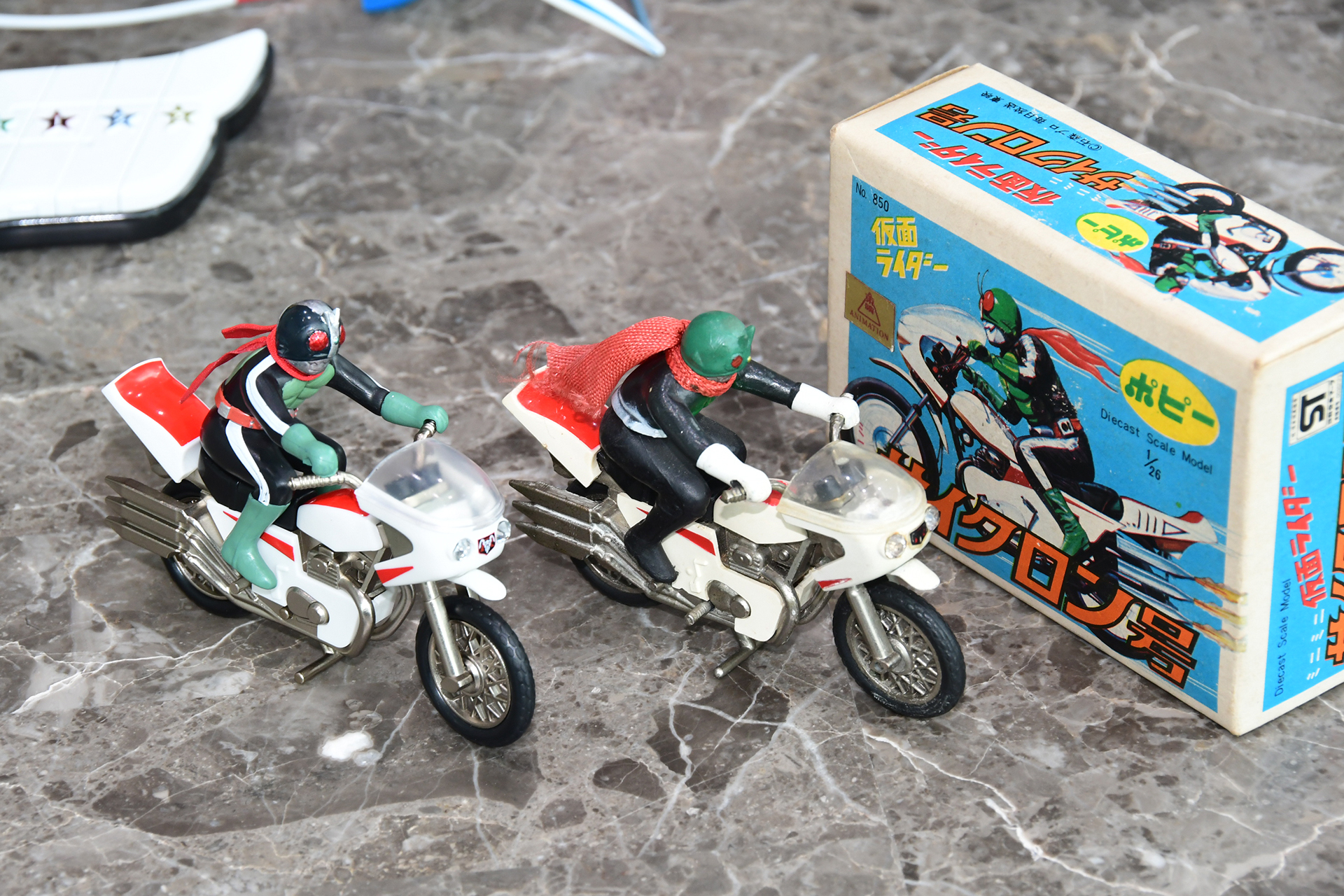 今回発売される「ポピニカ サイクロン号（仮面ライダー2号）」との比較。造形はそのままで、彩色、ライダーがつけているマフラーの材質が変更されている