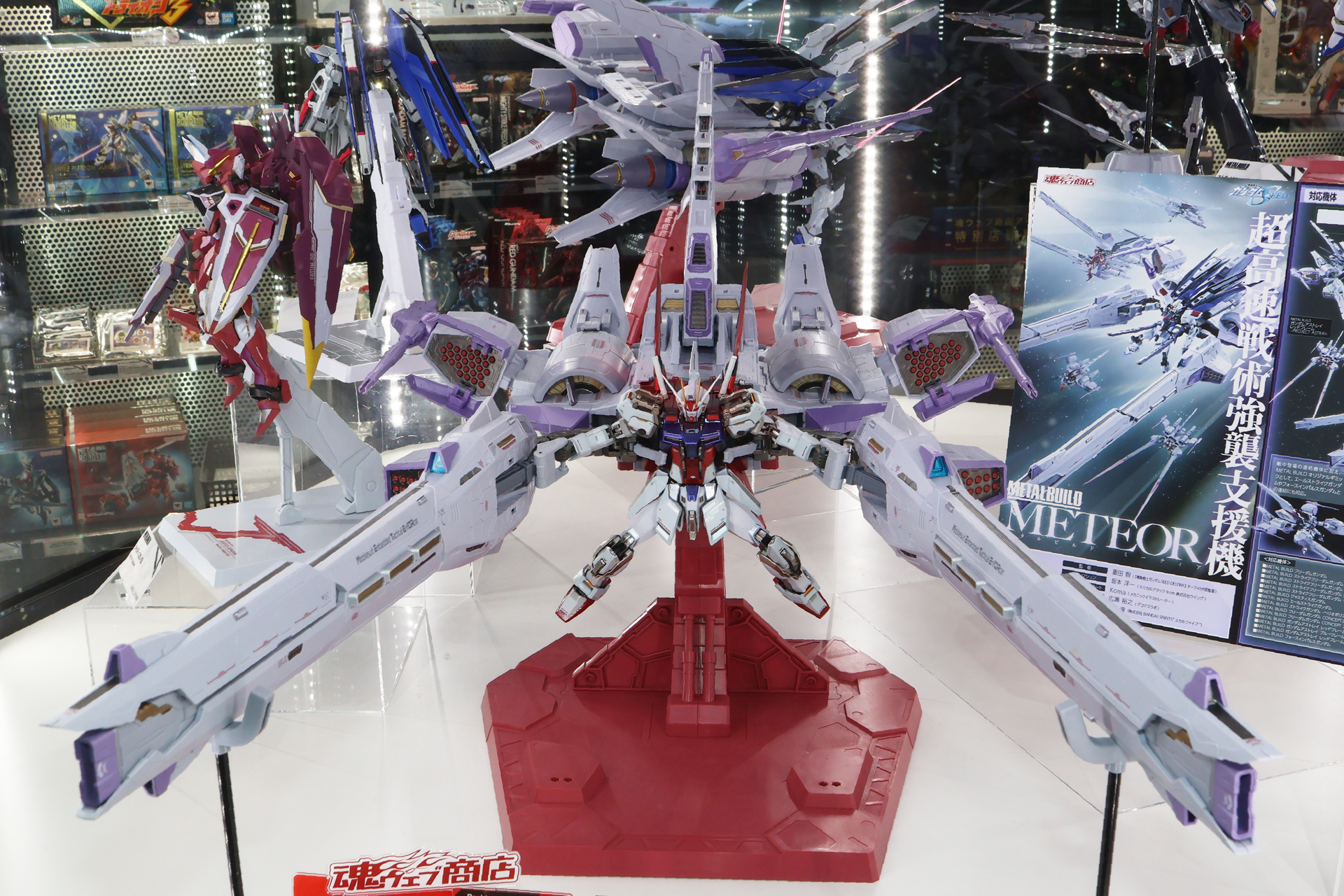 ダイキャストを使った専用のディスプレイベースと支柱によりガンダムシリーズとの連結状態の展示が可能
