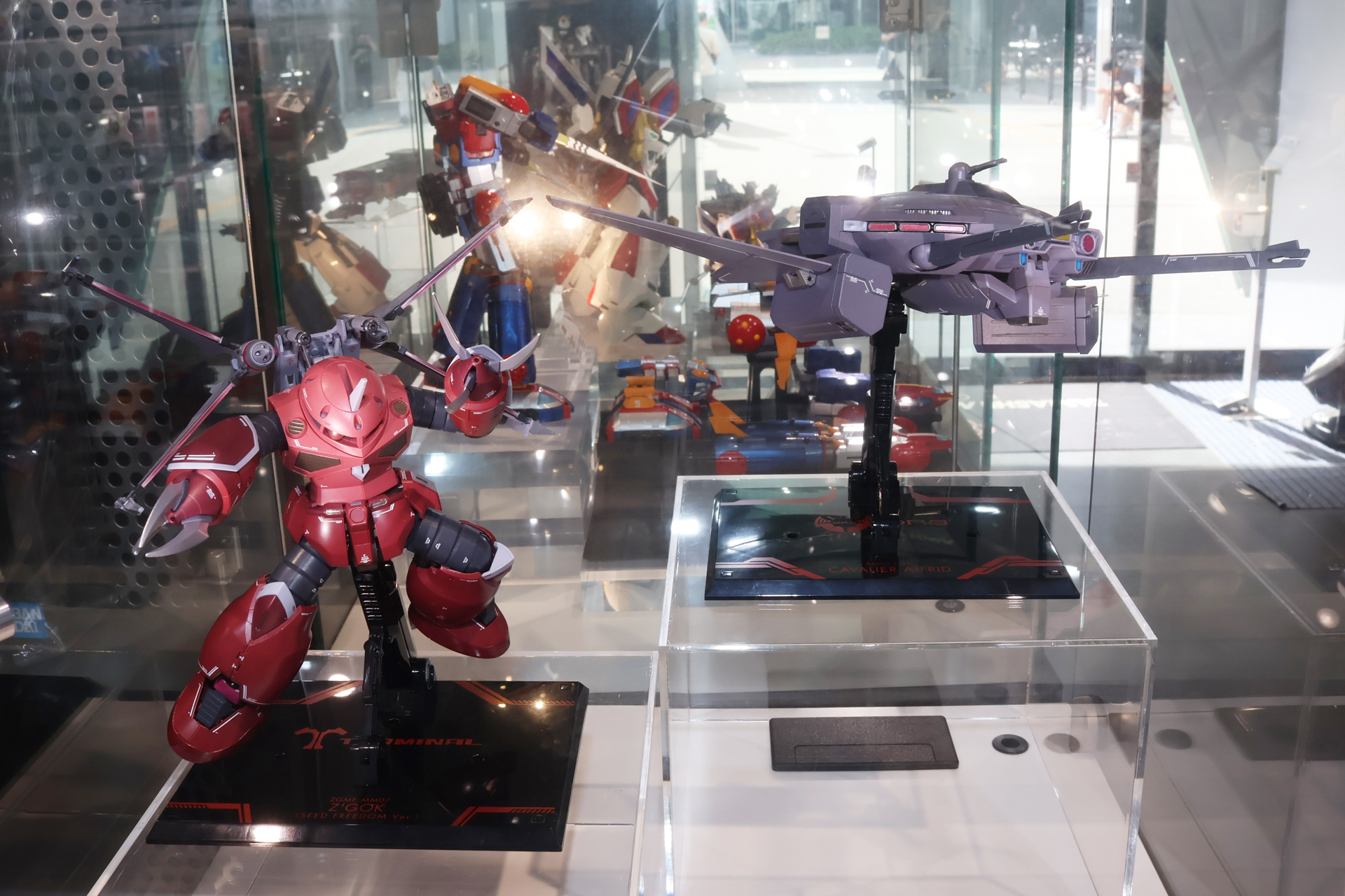 左から「METAL ROBOT魂 ＜SIDE MS＞ ズゴック（SEED FREEDOM Ver.）」と「METAL ROBOT魂 ＜SIDE MS＞ キャバリアーアイフリッド」