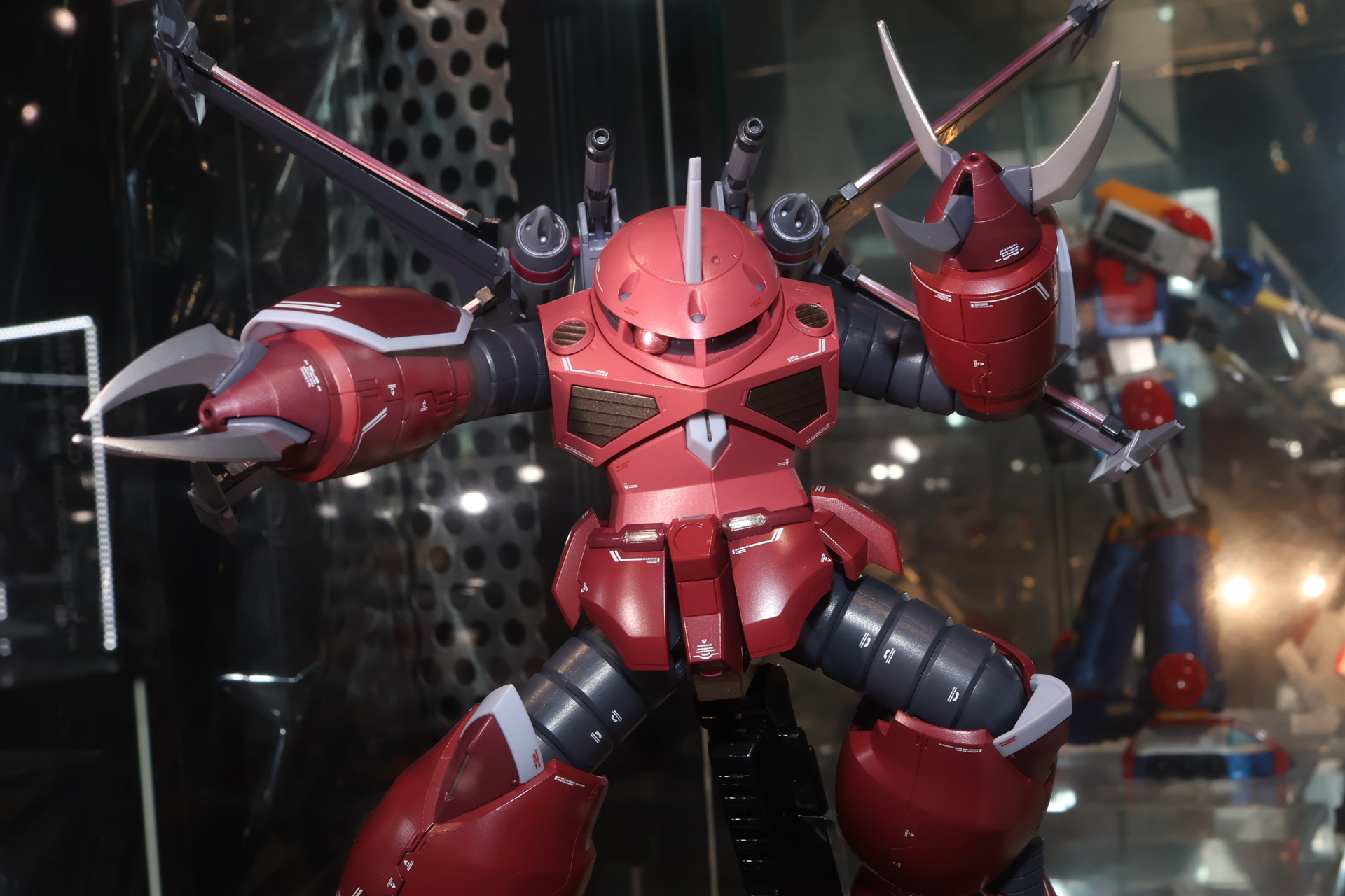 水陸両用ではない、インフィニットジャスティスガンダム弐式を内包するズゴックがアクションフィギュアに