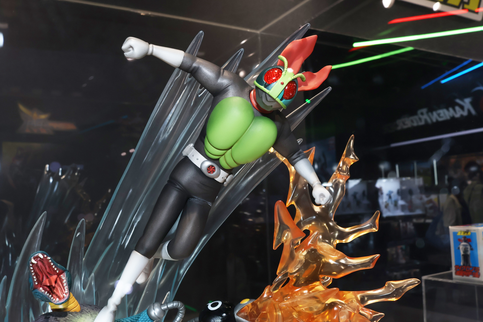 迫力のあるライダーキックを演出するために、ライダーは若干のパースがかかった造形に
