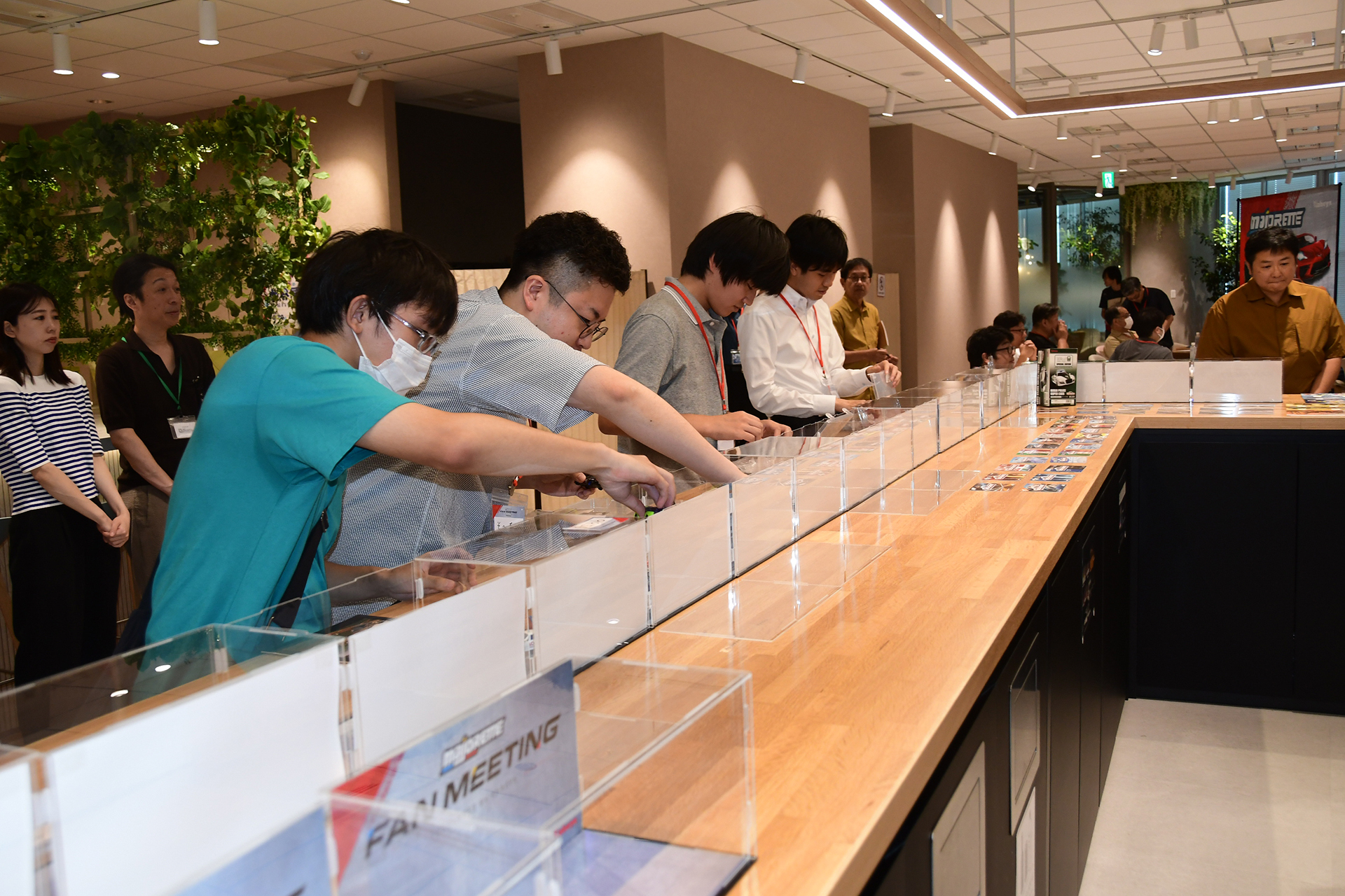 楽しそうに展示を行うファン
