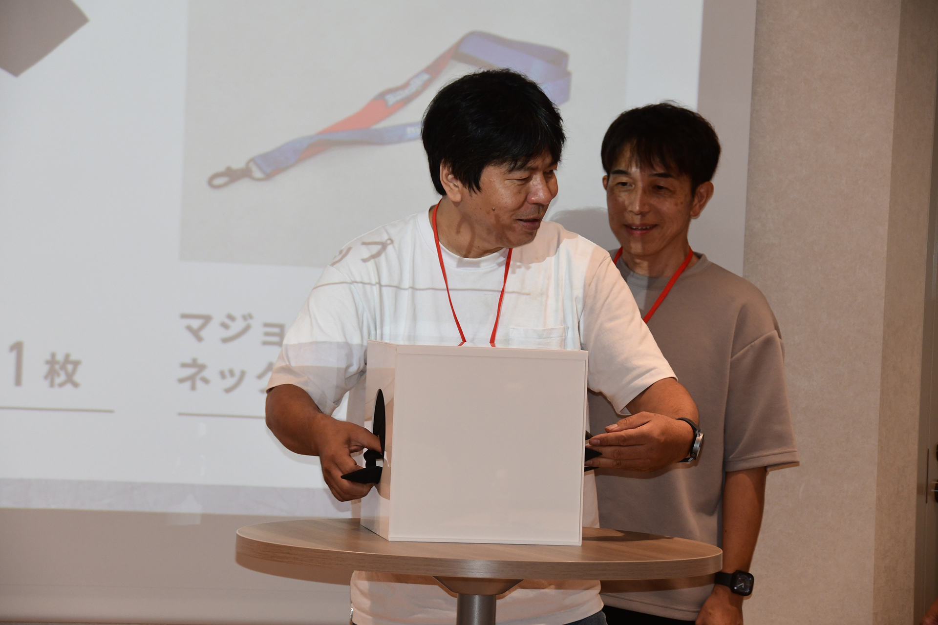 箱の中に手を入れて車を当てる。5秒間しか手を入れられない