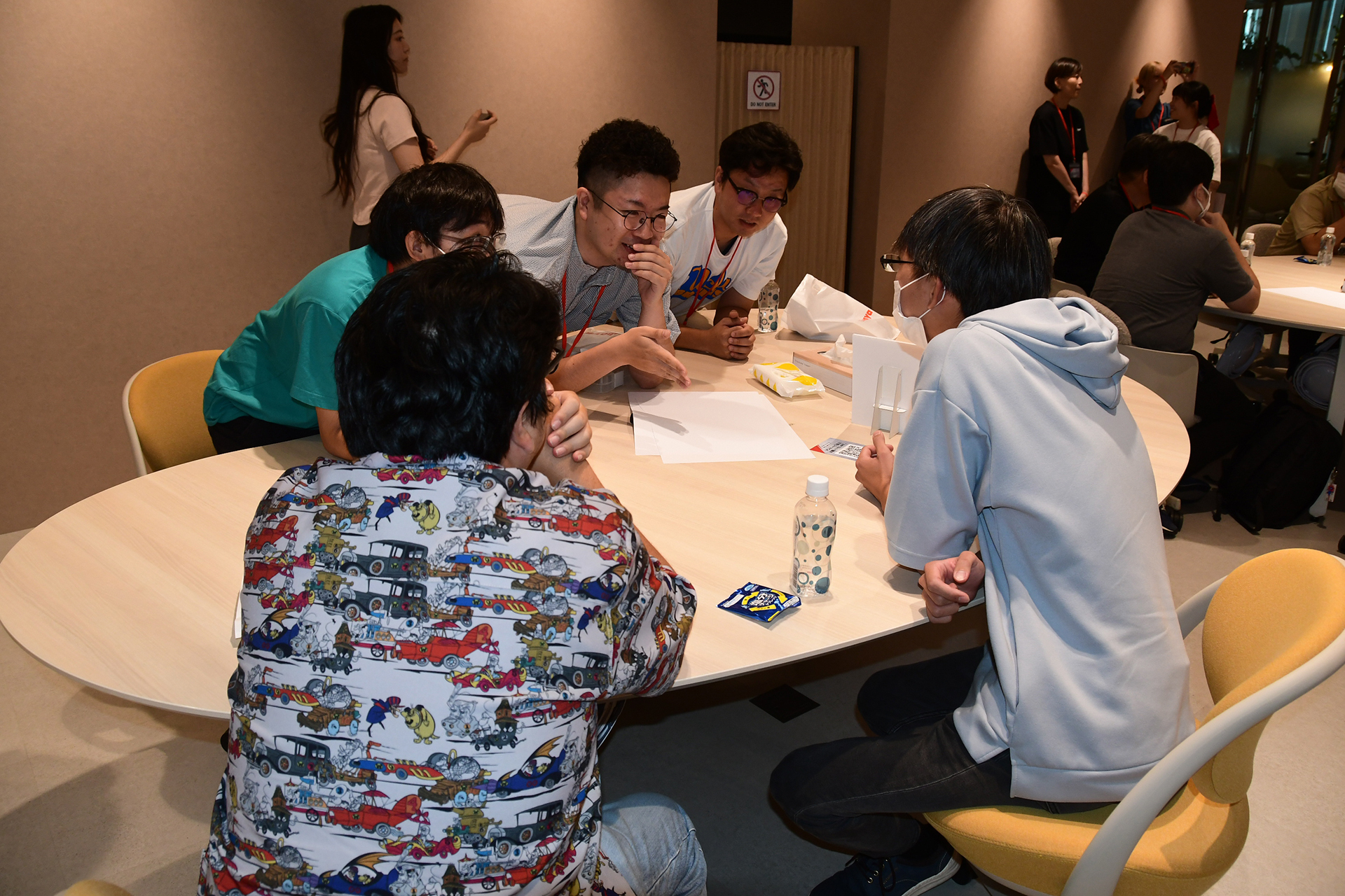 得た情報を議論する