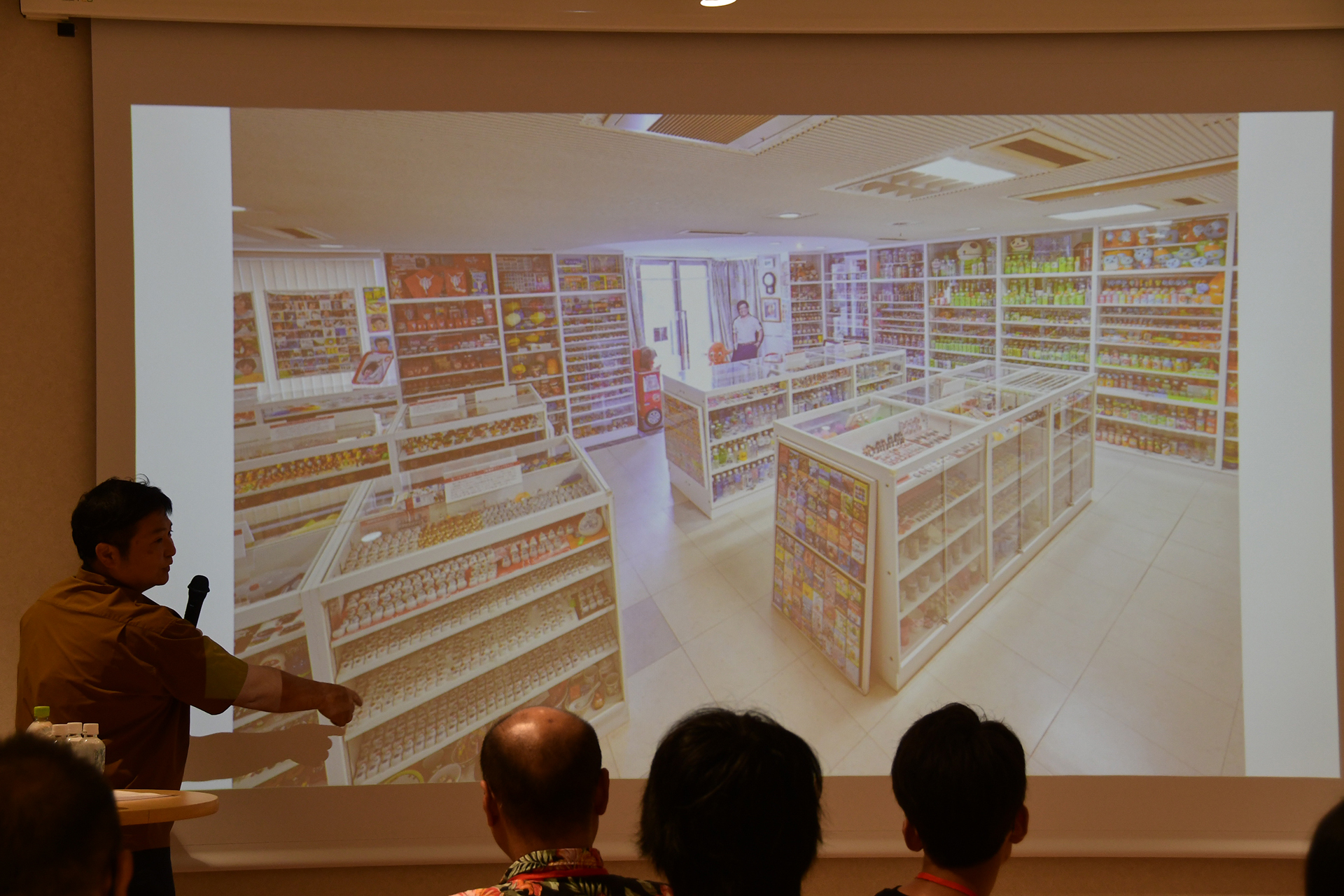 様々なコレクションが展示されている