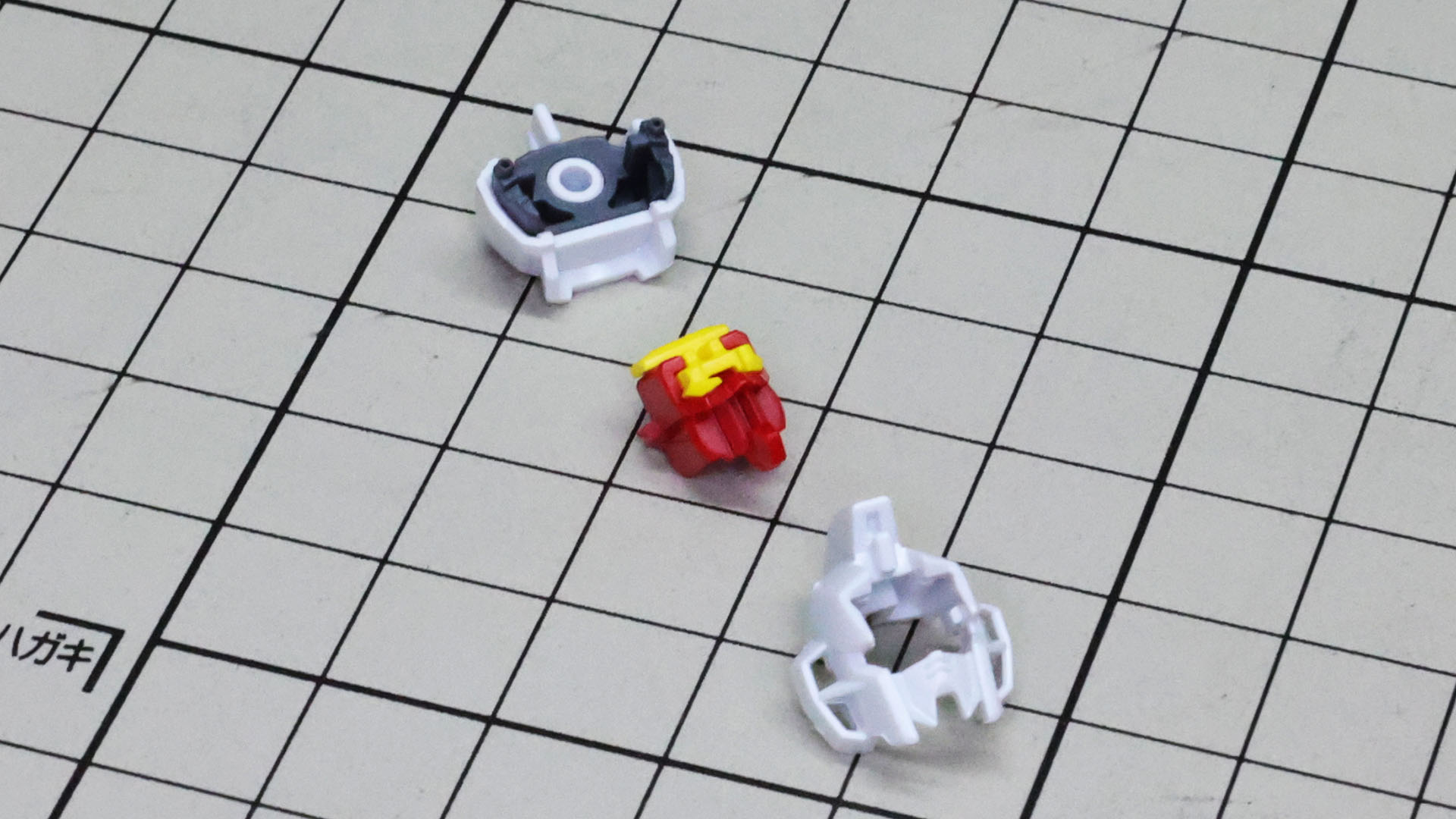 頭部から見ていきましょう。これぞガンプラの技術力！小さな頭部を細かな分割でカラー再現しています