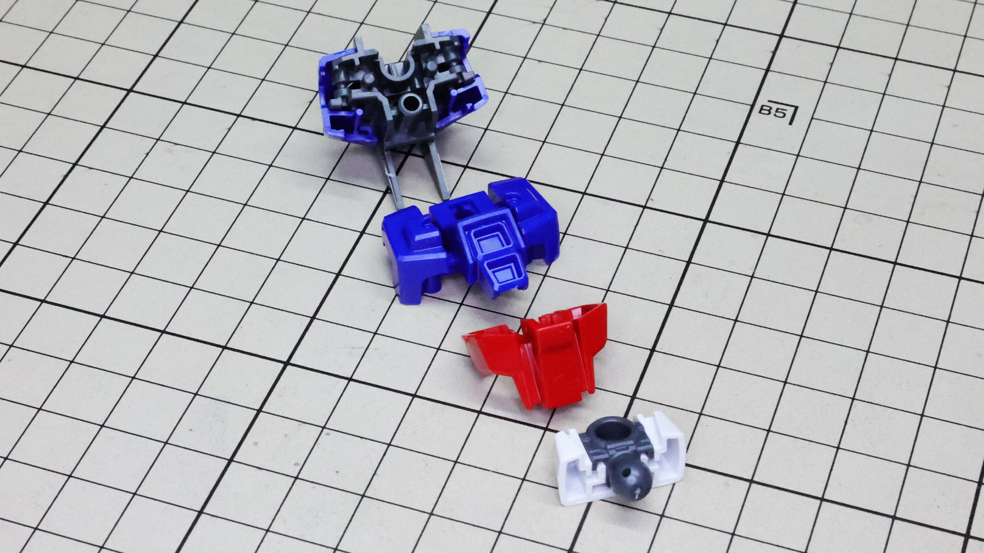 胴体部も機体設定を彷彿とさせるメカフレームを中心に組んでいきます