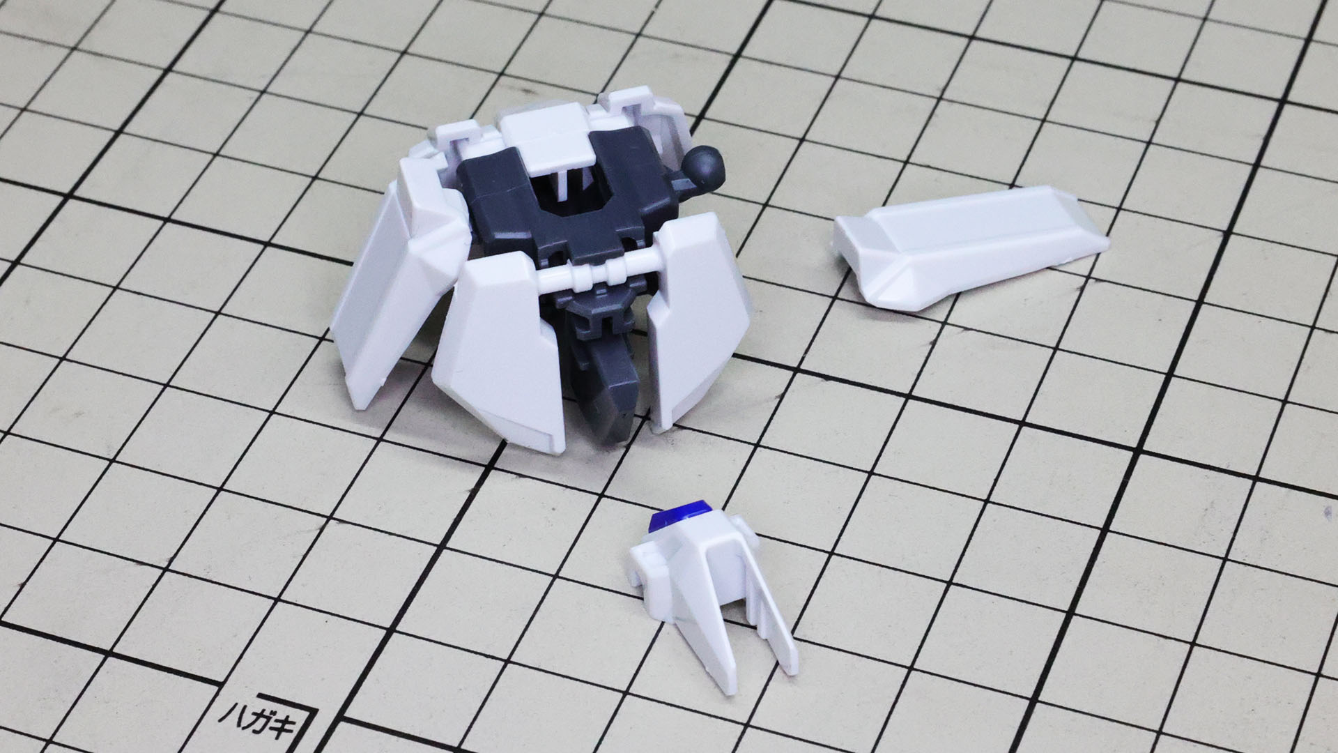 腰部はパーツ数も少なく、直感的に組んでいけます。フロントアーマーは左右がつながっていますが切り離すこともできます