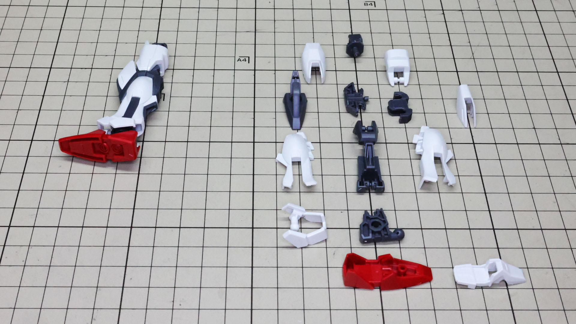 右脚を組んであります。コアとなるメカフレームと装甲パーツの組み合わせというガンプラならではの組み応えを感じられる脚部です