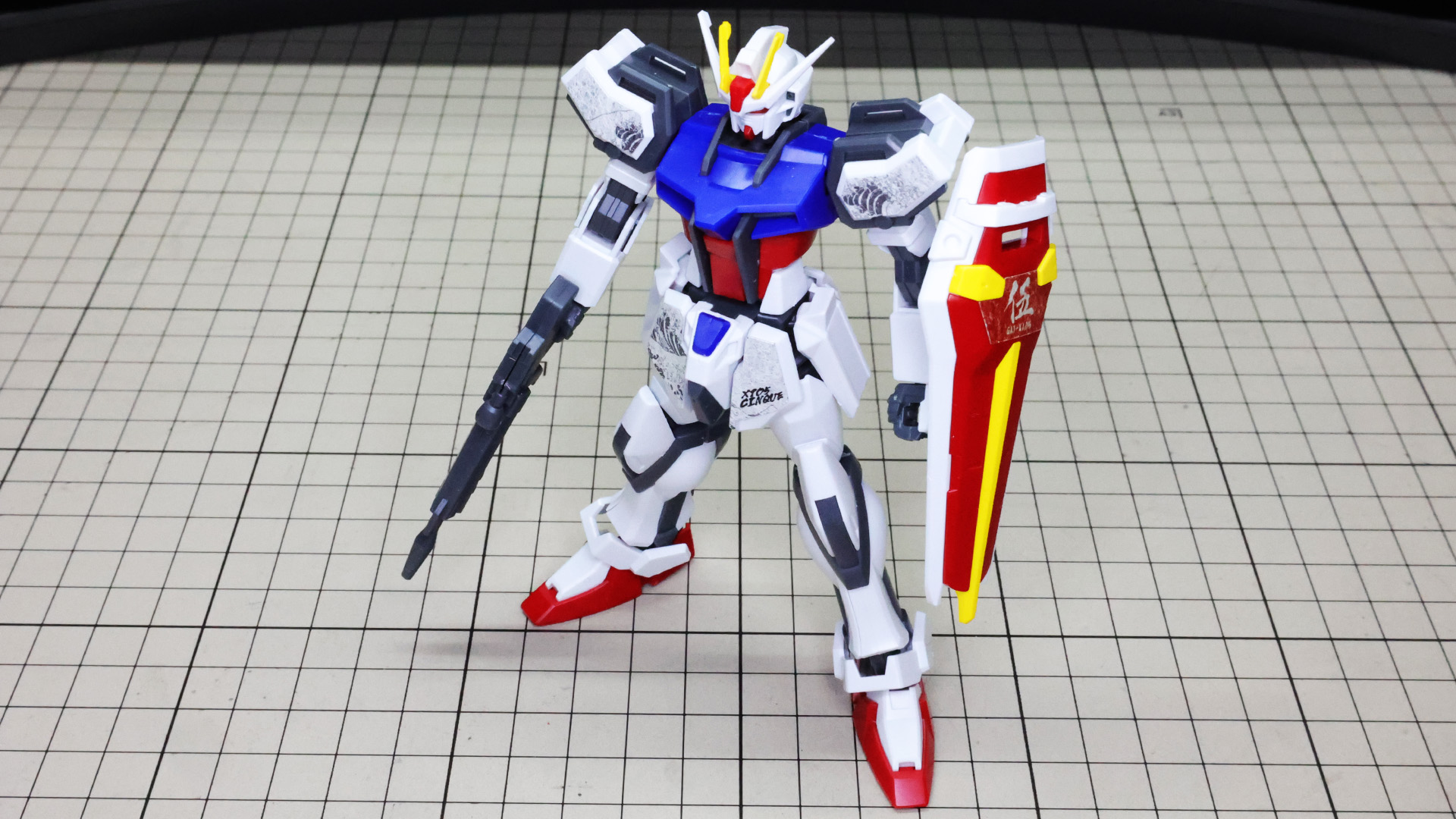 シールを貼って完成させたストライクガンダム